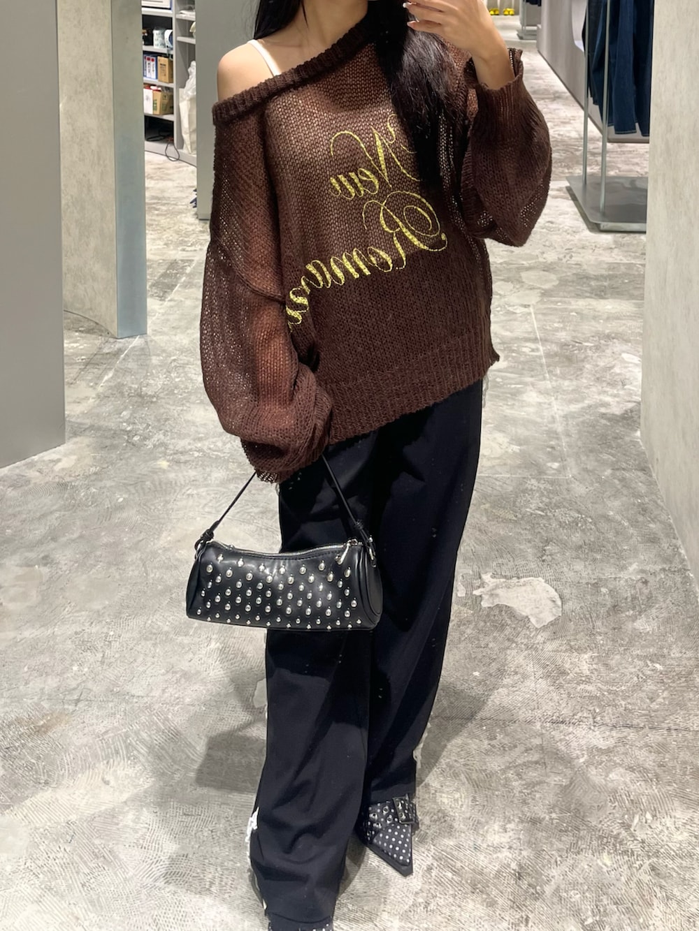 ブラウン系のTシャツ/カットソー、ホワイト系のキャミソール、ブラック系のショルダーバッグを着用したレディースの秋コーディネートの2枚目の写真