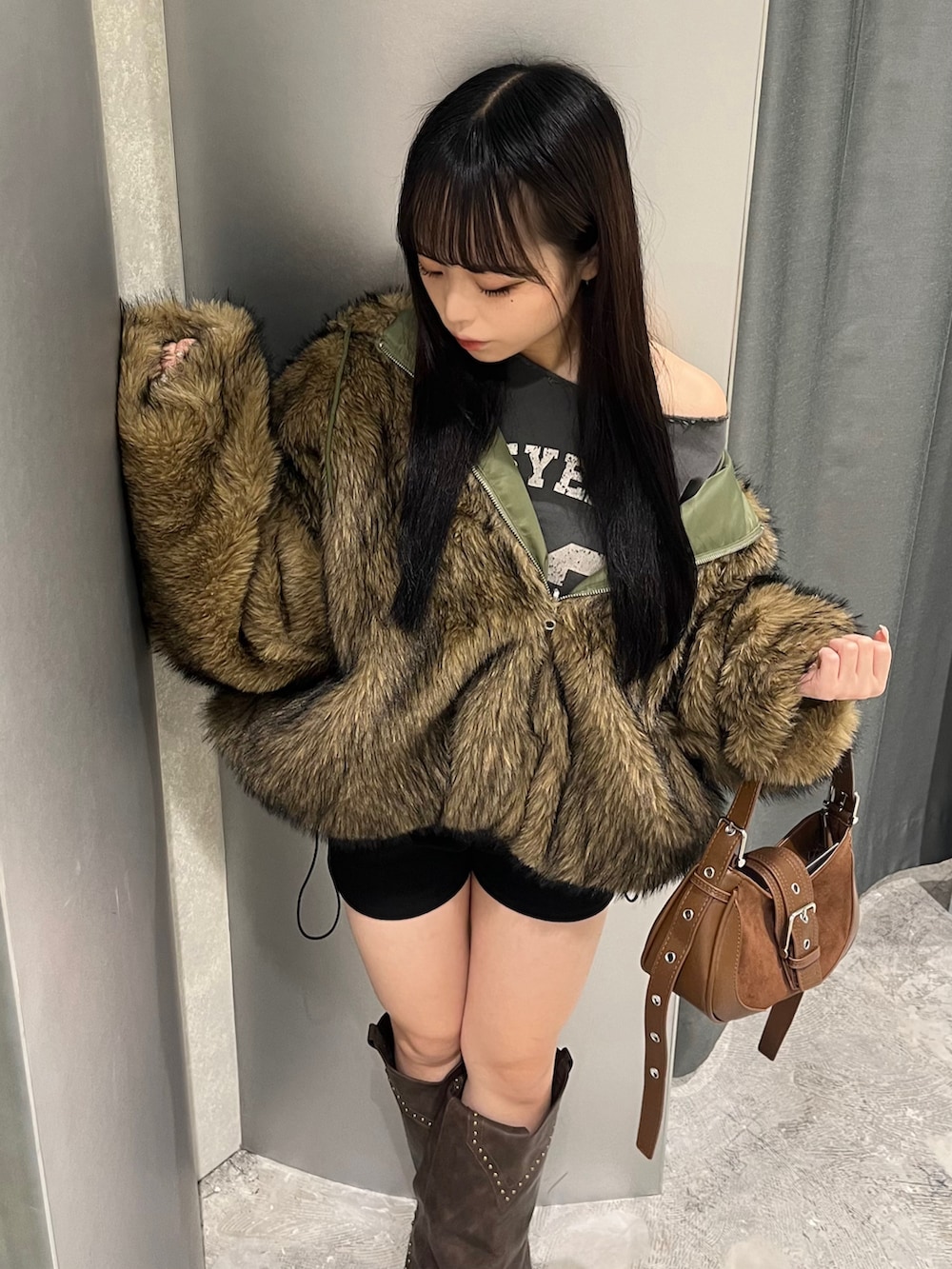 グリーン系のブルゾン、グレー系のスウェット、ブラック系のその他パンツを着用したレディースの秋コーディネートの2枚目の写真