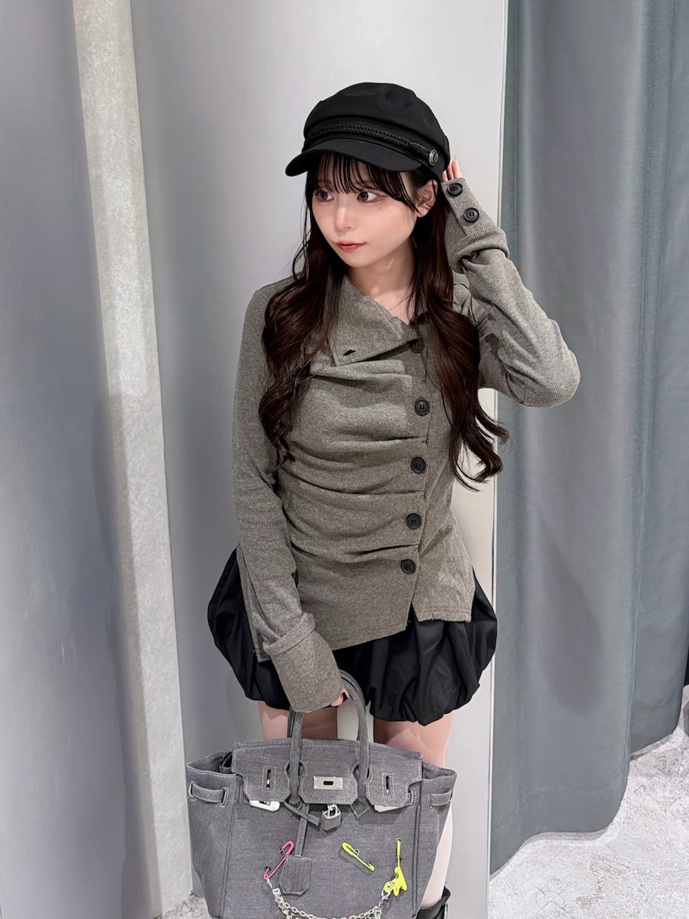 グレー系のTシャツ/カットソー、ブラック系のその他パンツ、グレー系のボストンバッグを着用したレディースの秋コーディネートの4枚目の写真
