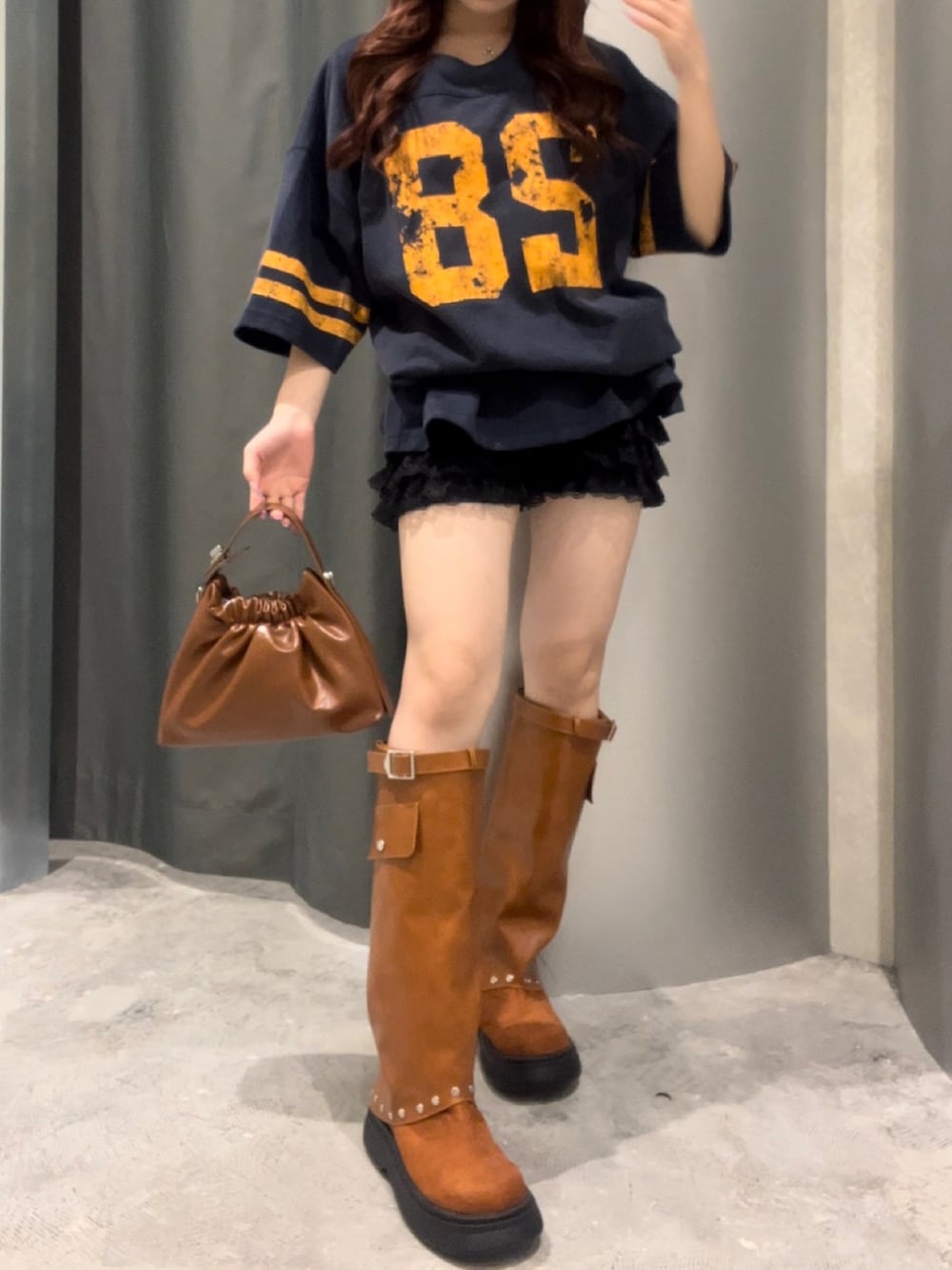 ブルー系のTシャツ/カットソー、ブラウン系のショルダーバッグ、ブラック系のその他パンツを着用したレディースの夏コーディネートの2枚目の写真