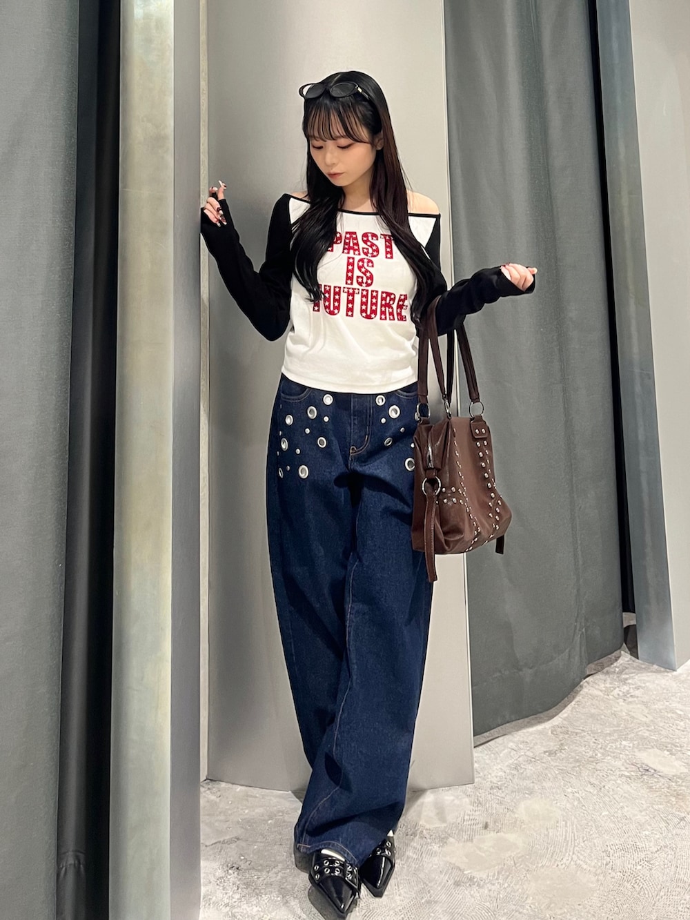 ブラック系のTシャツ/カットソー、ブルー系のデニムパンツ、ブラック系のパンプスを着用したレディースの冬コーディネートの2枚目の写真