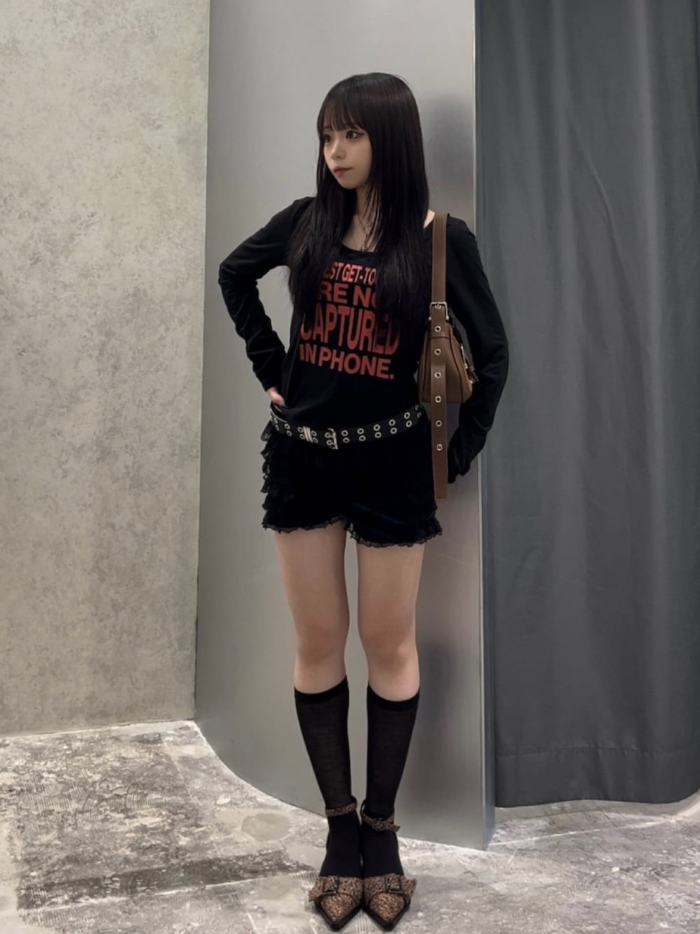 ブラック系のTシャツ/カットソー、ブラック系のその他パンツ、ブラウン系のショルダーバッグを着用したレディースの秋コーディネートの2枚目の写真