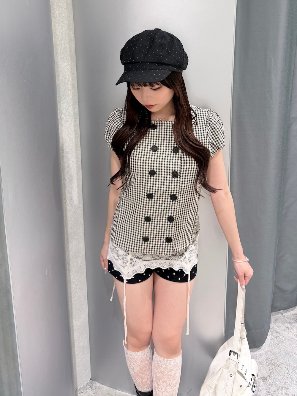 ベージュ系のシャツ/ブラウス、ホワイト系のキャミソール、ブラック系のその他パンツを着用したレディースの夏コーディネートの3枚目の写真