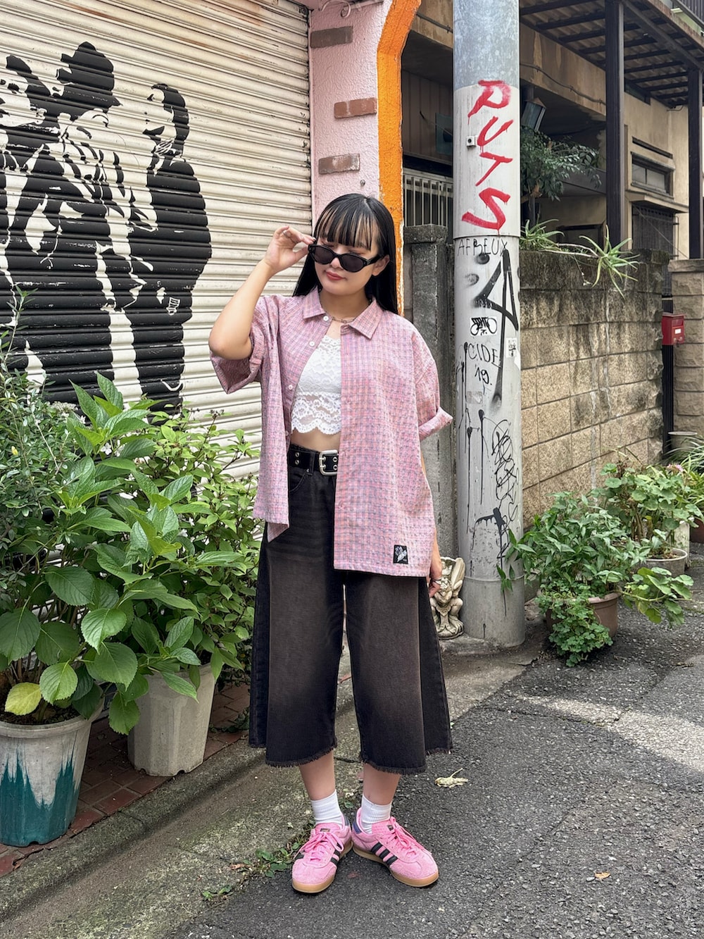 ピンク系のシャツ/ブラウス、ブラウン系のデニムパンツ、ピンク系のスニーカーを着用したレディースの夏コーディネートの2枚目の写真