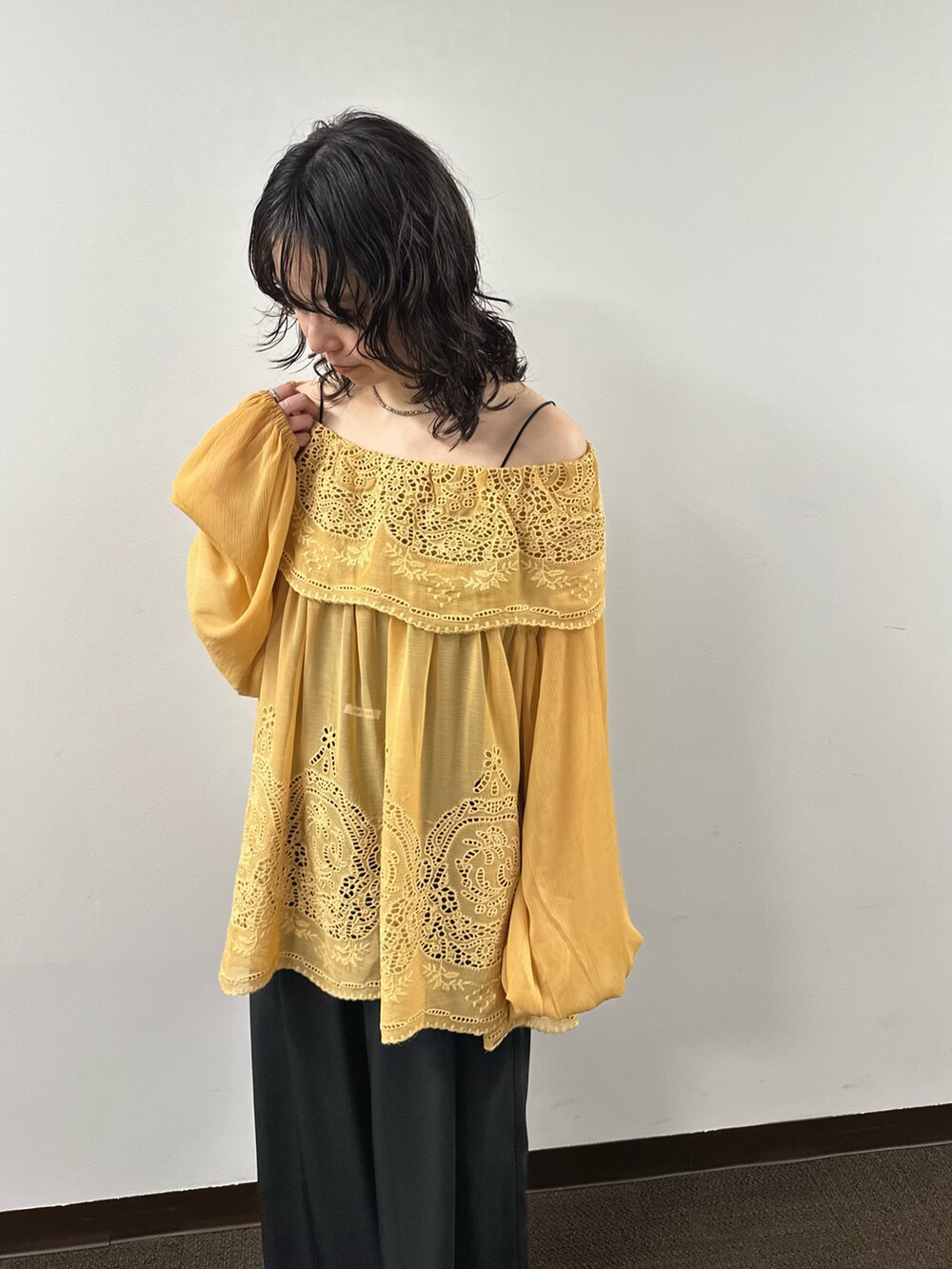 ブラック系のキャミソール、イエロー系のシャツ/ブラウス、ブラック系のその他パンツを着用したレディースの秋コーディネートの2枚目の写真