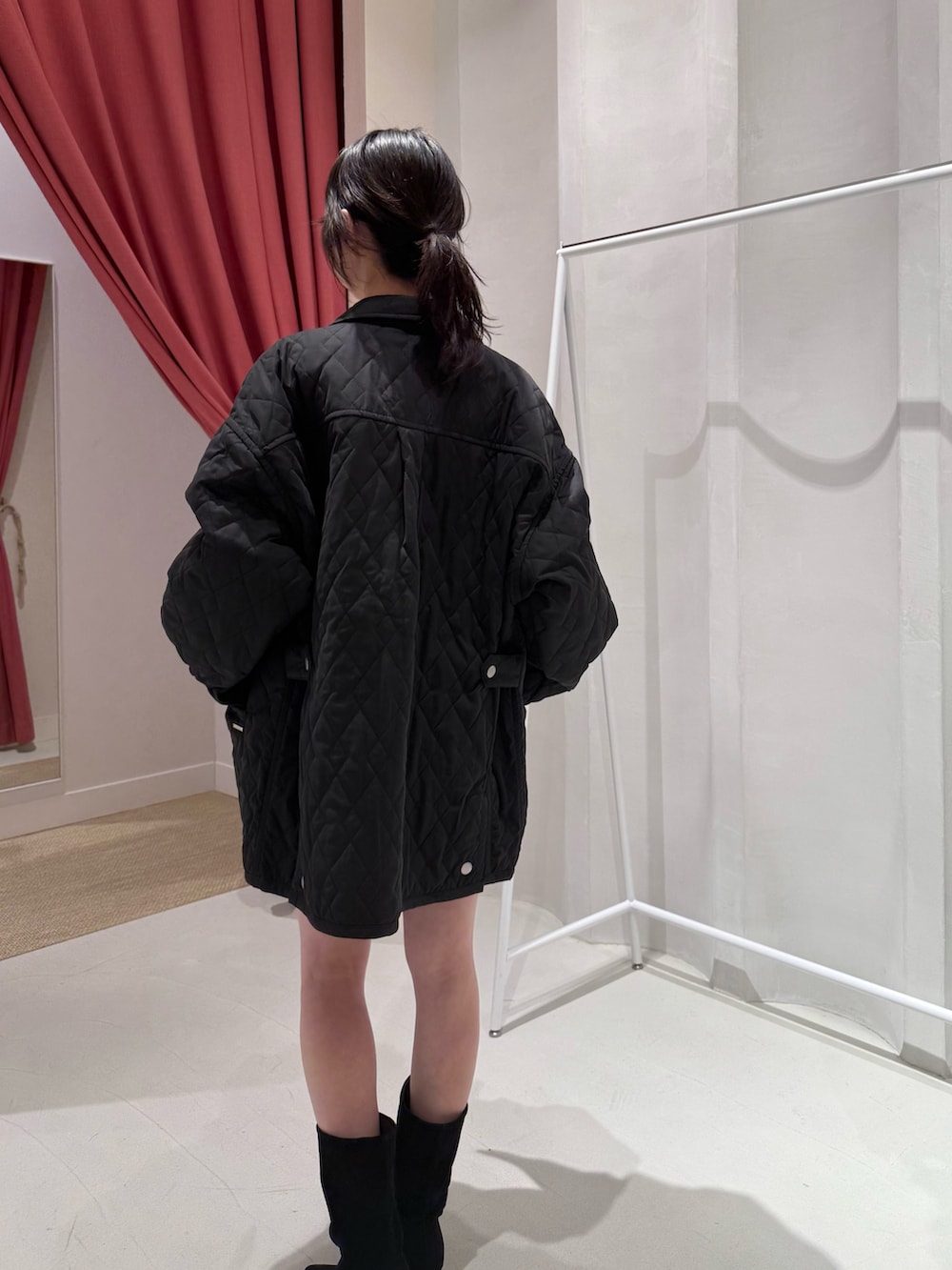 ピンク系のTシャツ/カットソー、ブラック系のその他アウター、ブラウン系のスカートを着用したレディースの秋コーディネートの4枚目の写真