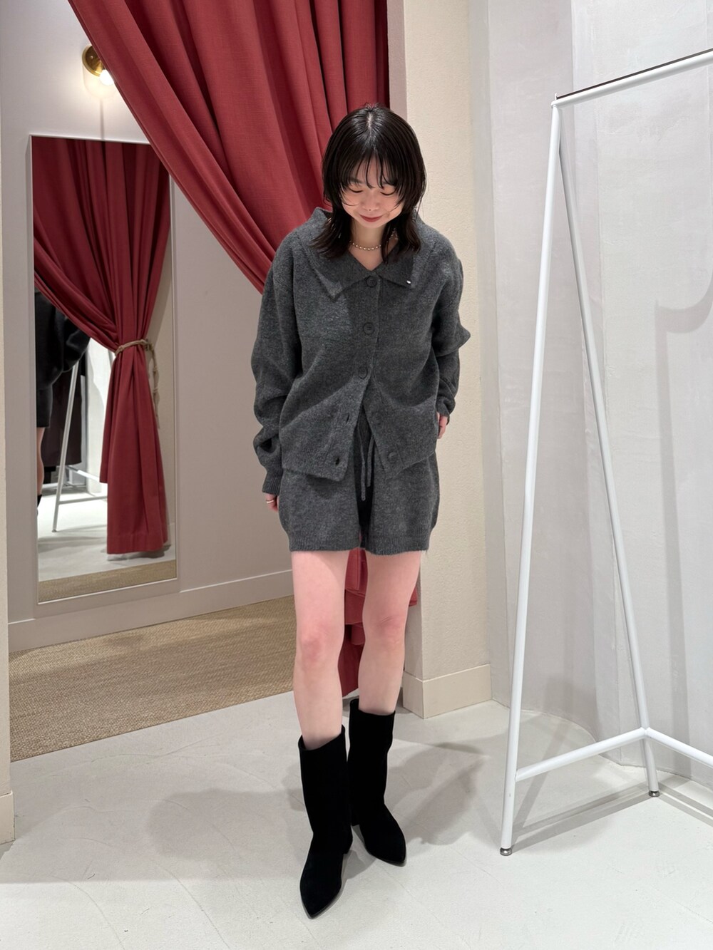 グレー系のカーディガン/ボレロ、グレー系のその他パンツ、ブラック系のブーツを着用したレディースの冬コーディネートの2枚目の写真