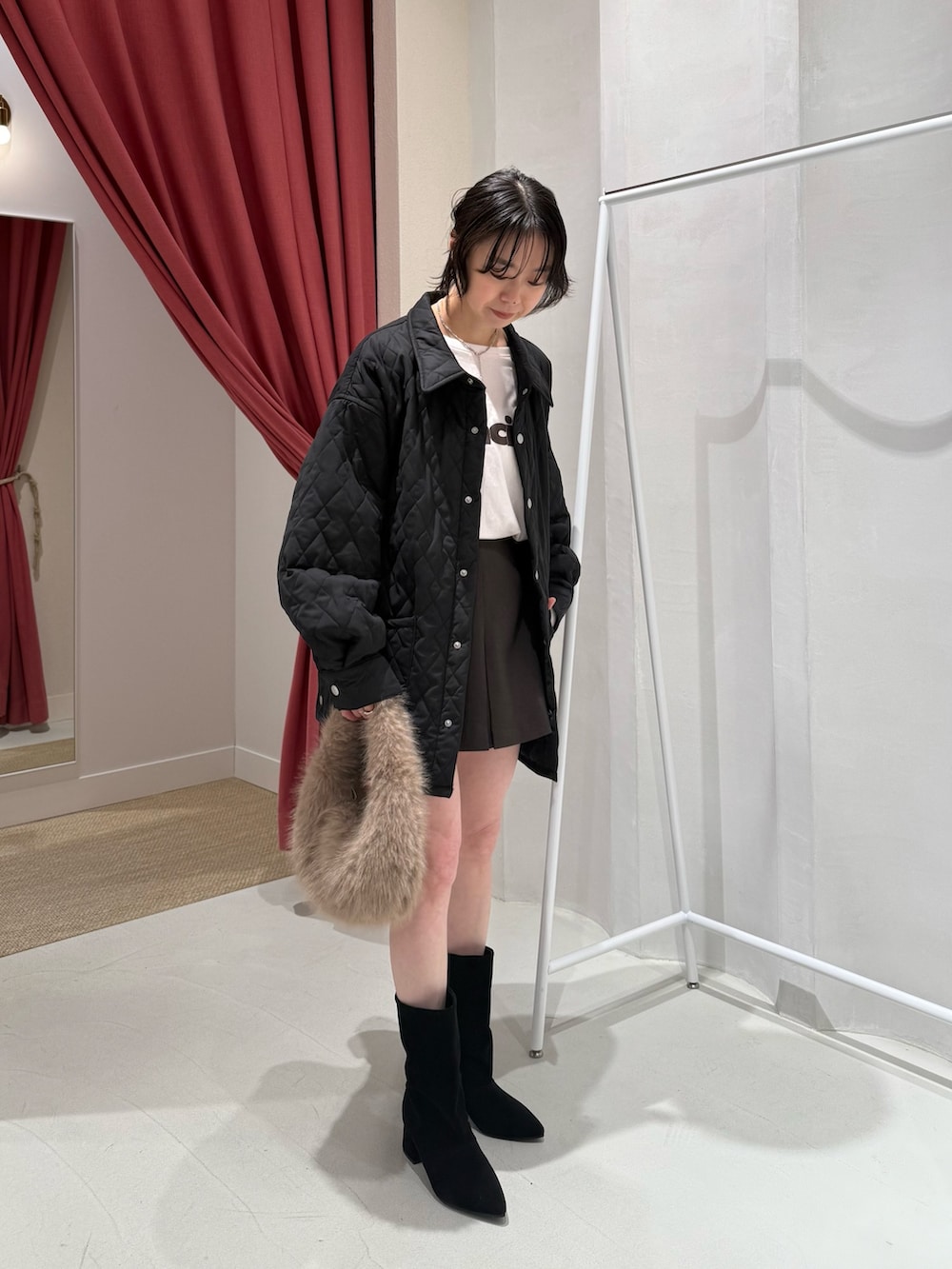 ピンク系のTシャツ/カットソー、ブラック系のその他アウター、ブラウン系のスカートを着用したレディースの秋コーディネートの3枚目の写真