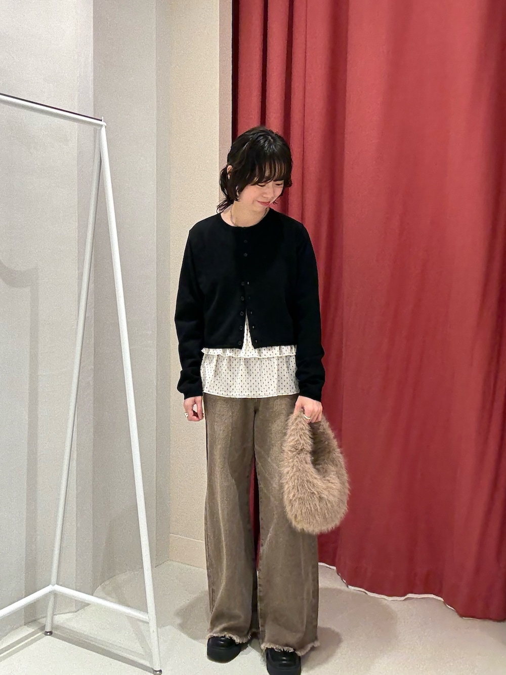 「秋っぽコーデ更新中、ドット、レイヤード、レイヤードスタイル、カーディガン、ブラウン、デニム、デニムパンツ、デニムコーデ、ローファー、ファー小物、秋コーデ、オトナカジュアル、オトナ女子、カジュアルスタイル」｜「mysticのクリアボタン カーディガン（カーディガン/ボレロ、ブラック系）」を使った、タハラノドカさん（骨格ナチュラル・レディース・156cm）の秋コーディネートの2枚目の写真