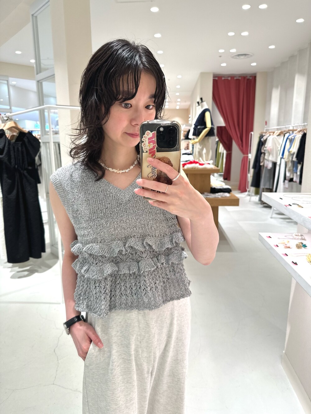 グレー系のベスト、グレー系のスウェットパンツを着用したレディースの秋コーディネートの3枚目の写真