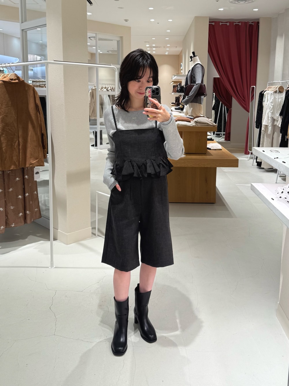 グレー系のシャツ/ブラウス、グレー系のニット/セーター、グレー系のその他パンツを着用したレディースの秋コーディネートの2枚目の写真