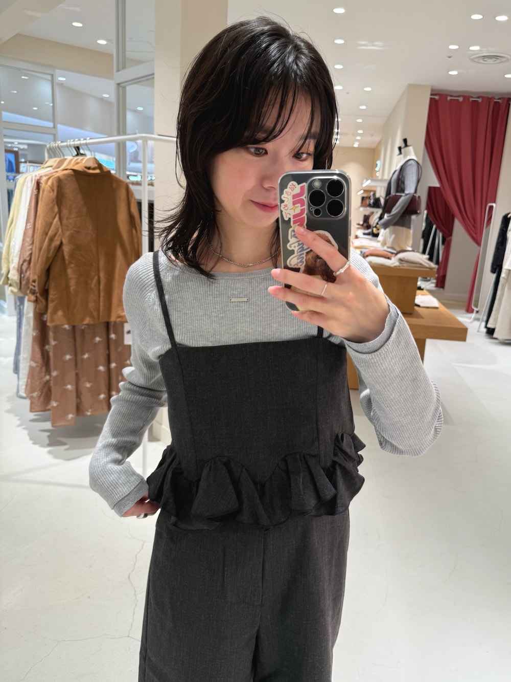 グレー系のシャツ/ブラウス、グレー系のニット/セーター、グレー系のその他パンツを着用したレディースの秋コーディネートの3枚目の写真