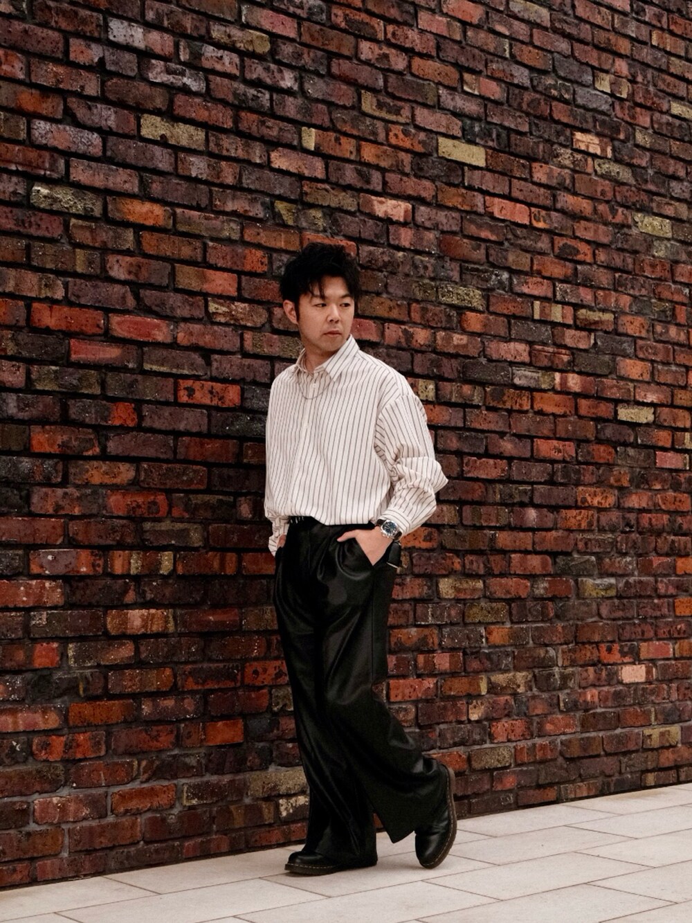 ブラック系のその他パンツ、ホワイト系のシャツ/ブラウス、ブラック系のドレスシューズを着用したメンズの秋コーディネートの2枚目の写真