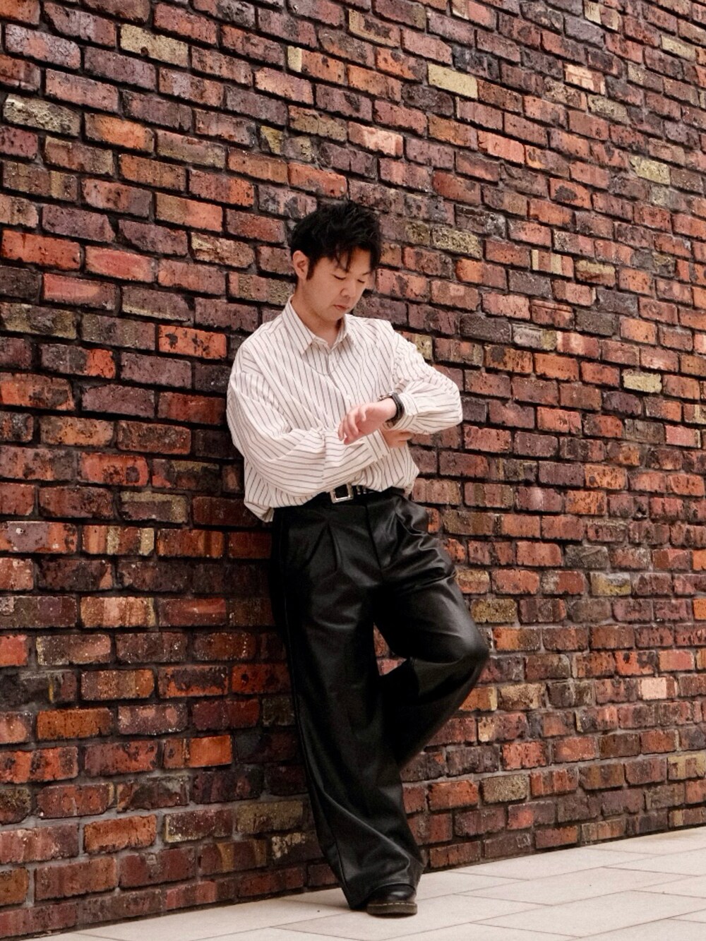 ブラック系のその他パンツ、ホワイト系のシャツ/ブラウス、ブラック系のドレスシューズを着用したメンズの秋コーディネートの3枚目の写真