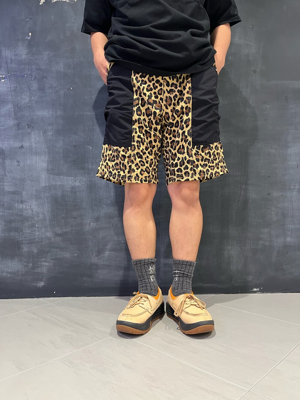 ブラック系のTシャツ/カットソー、イエロー系のその他パンツを着用したメンズの夏コーディネートの3枚目の写真