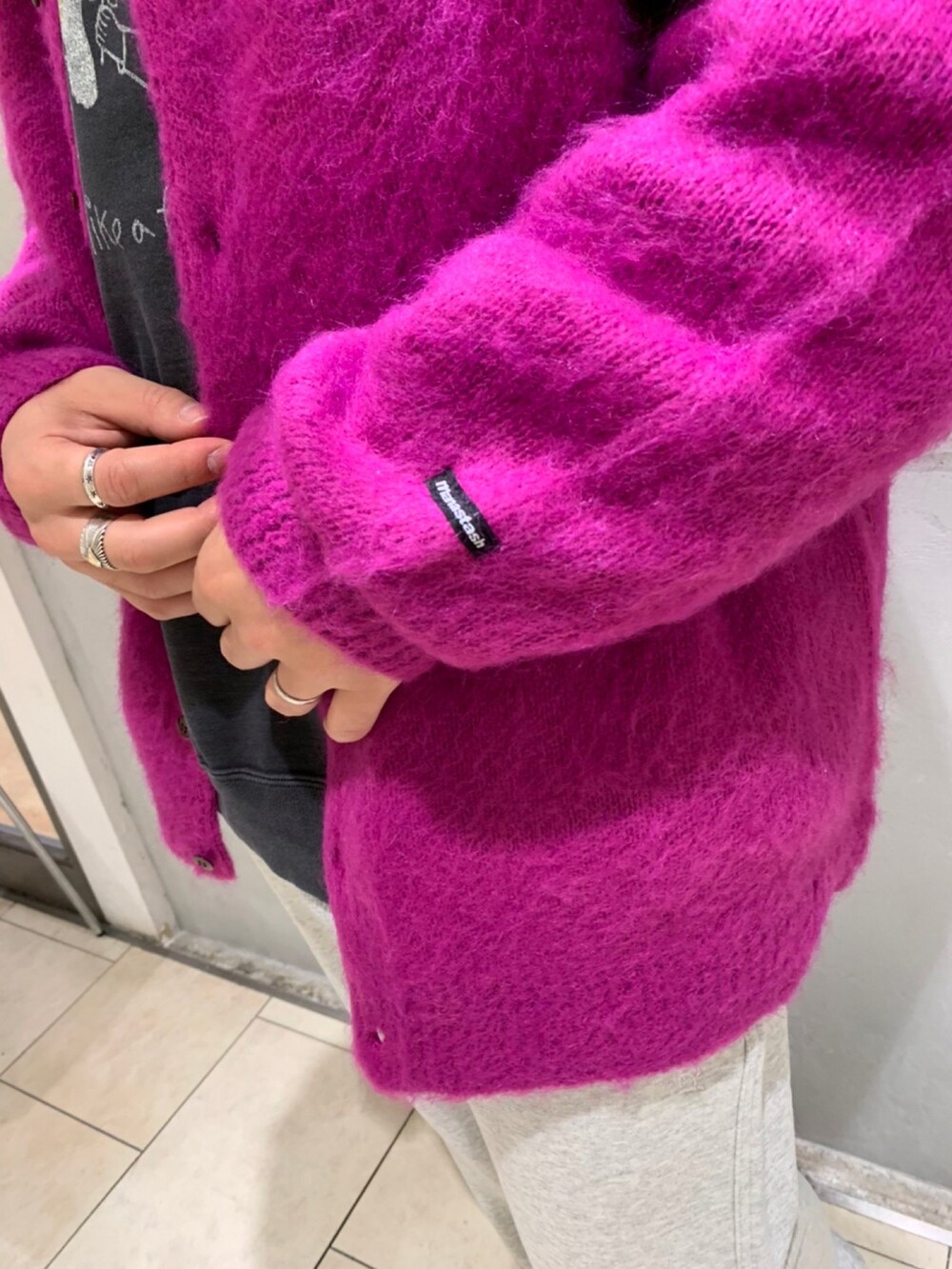 ピンク系のカーディガン/ボレロ、ブラック系のスウェット、ブラック系のその他シューズを着用したメンズの秋コーディネートの3枚目の写真