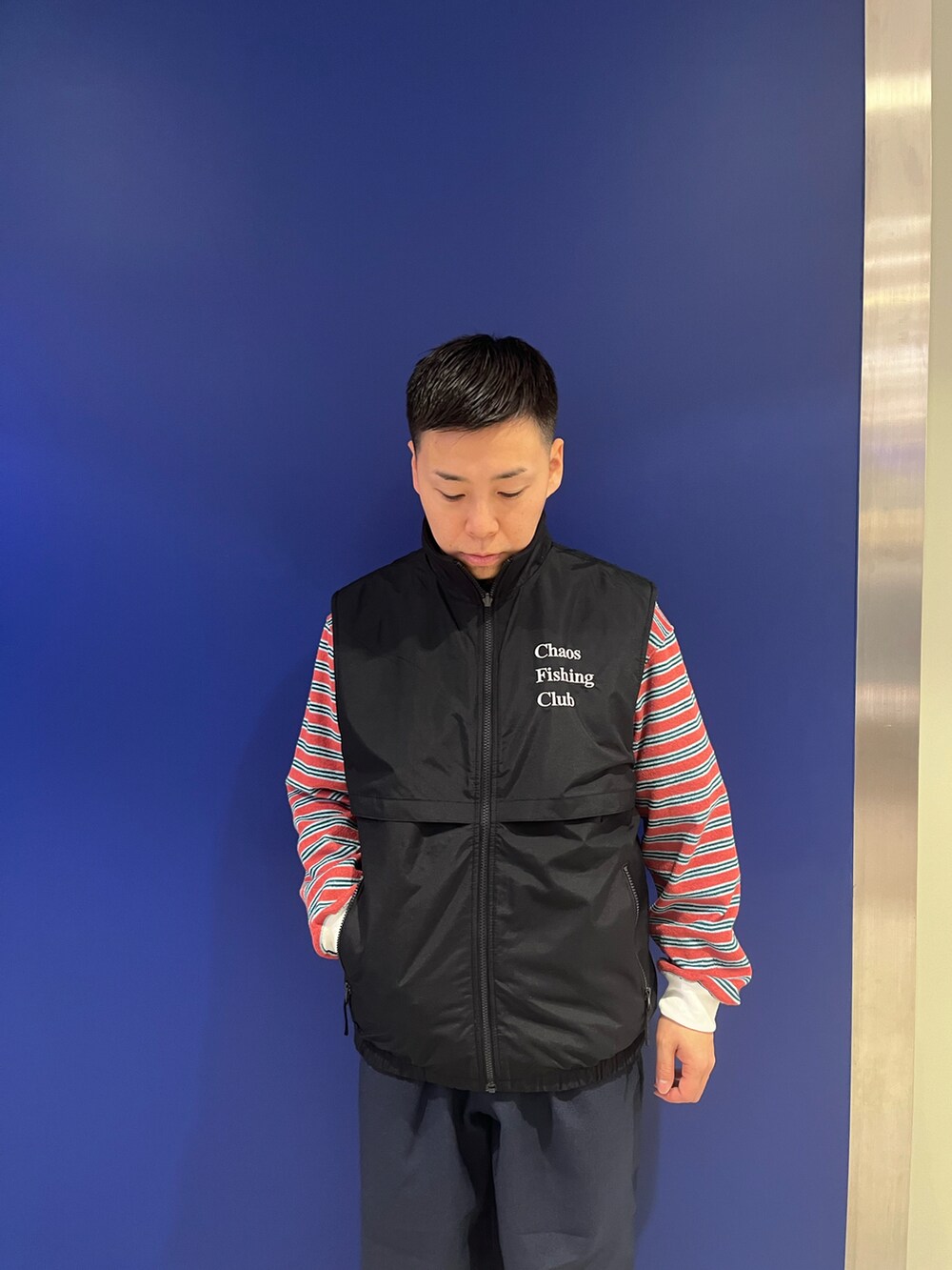 「BEAVER、BEAVER名古屋、chaosfishingclub、ベスト、ボーダー、ボーダートップス、F/CE.、ワイドパンツ、イージーパンツ、スラックス、大人カジュアル、春コーデ、オトナカジュアル、ストリート、カジュアル」｜「BEAVERのB omnivore/ビーオムニボー  Pile Border POLO（ポロシャツ、レッド系）」を使った、funatoさん（メンズ・166cm）の冬コーディネートの2枚目の写真