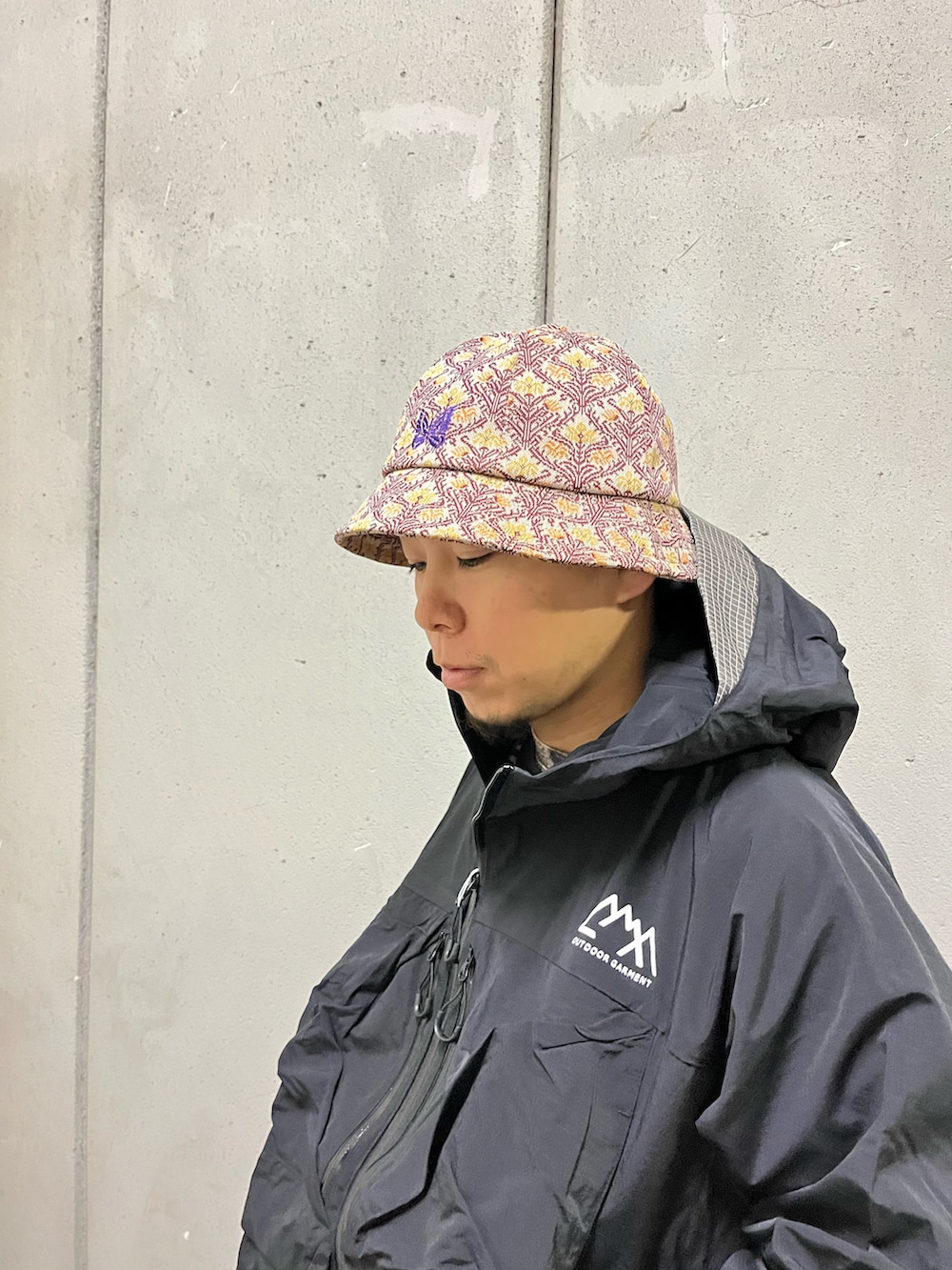 ブラック系のマウンテンパーカー、ブラック系のスニーカー、グレー系のスウェットを着用したメンズの冬コーディネートの3枚目の写真