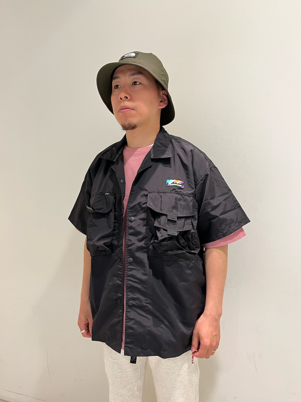 「BEAVER、MANASTASH、THE NORTH FACE、マナスタッシュ、keen、グラミチ、GRAMICCI、半袖シャツ、BEAVER名古屋、CAL O LINE」｜「MANASTASHのMANASTASH/マナスタッシュ/RIVER SHIRT '23（シャツ/ブラウス、ブラック系）」を使った、funatoさん（メンズ・166cm）の春コーディネートの4枚目の写真
