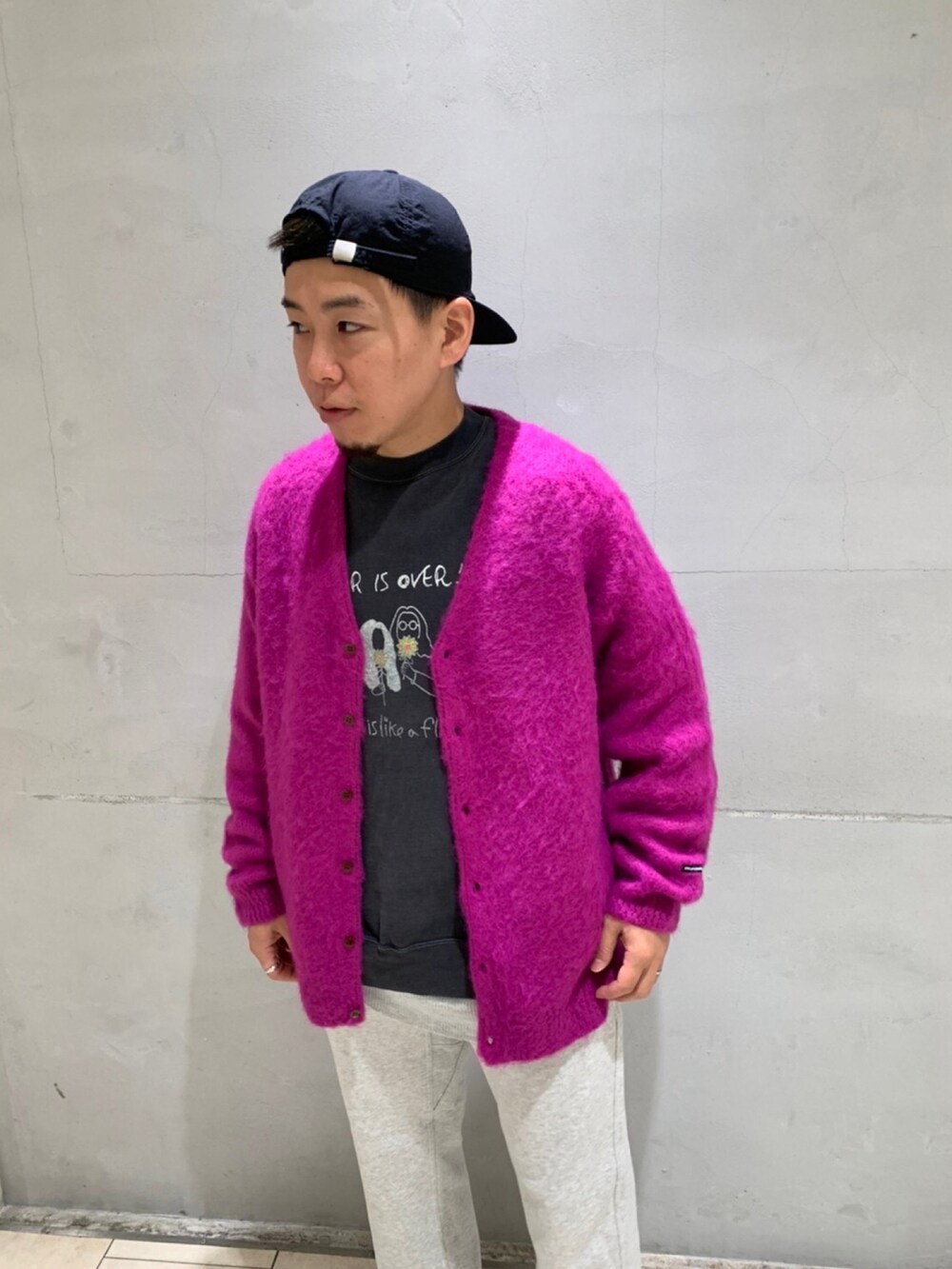 ピンク系のカーディガン/ボレロ、ブラック系のスウェット、ブラック系のその他シューズを着用したメンズの秋コーディネートの2枚目の写真