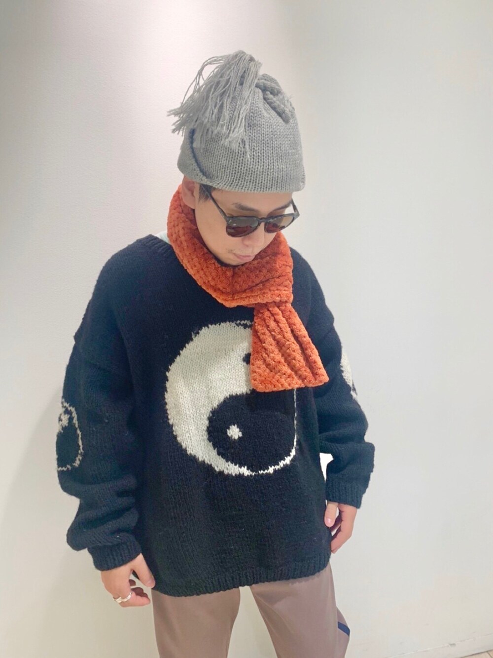 パープル系のサンダル、その他のマフラー、グレー系のニットキャップ/ビーニーを着用したメンズの秋コーディネートの2枚目の写真