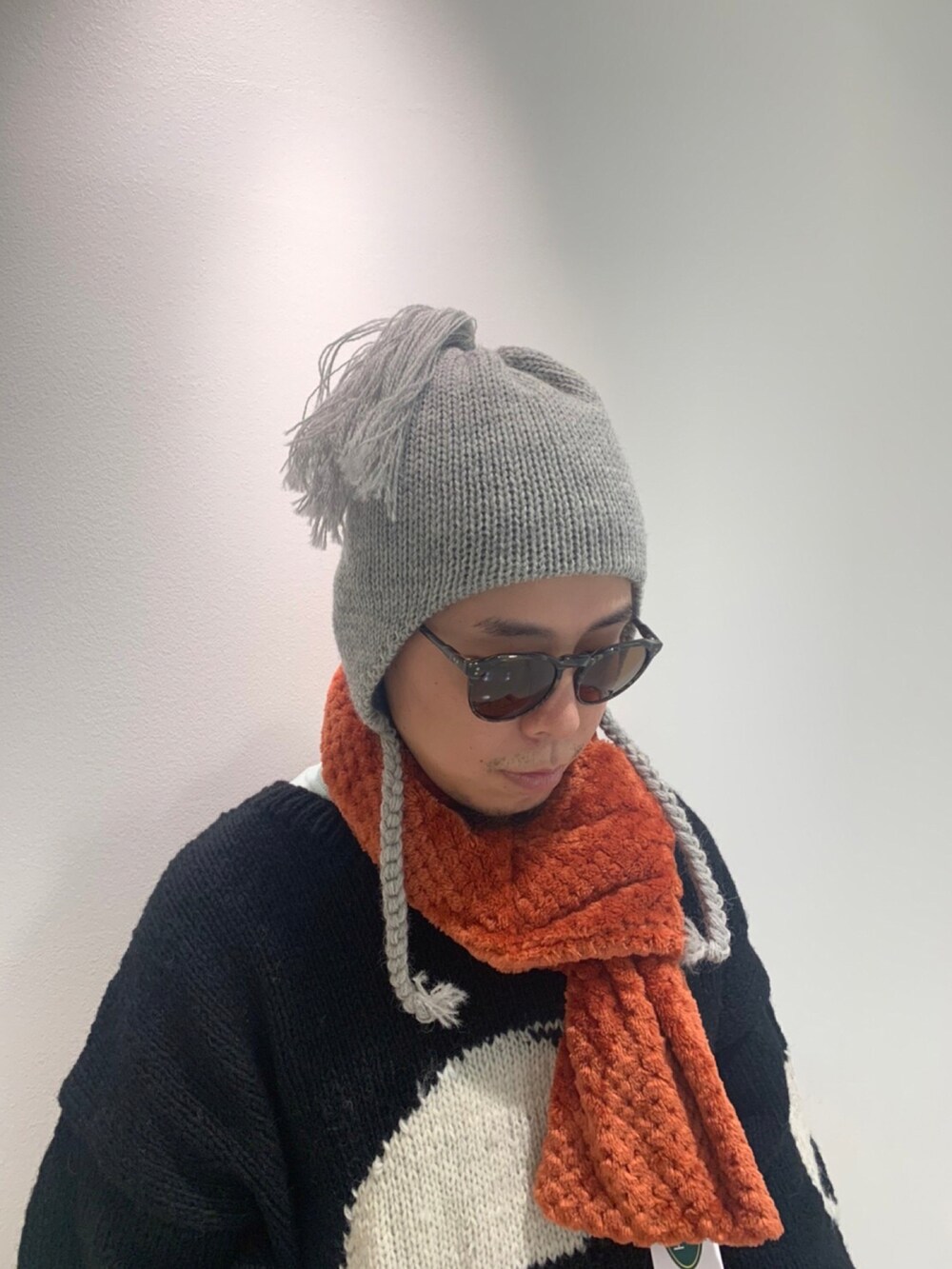 パープル系のサンダル、その他のマフラー、グレー系のニットキャップ/ビーニーを着用したメンズの秋コーディネートの3枚目の写真