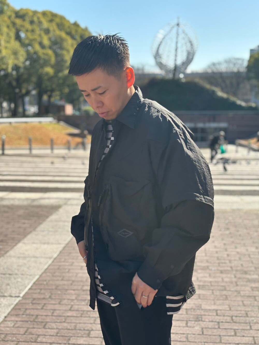 ブラック系のシャツ/ブラウス、ブラック系のTシャツ/カットソーを着用したメンズの冬コーディネートの3枚目の写真