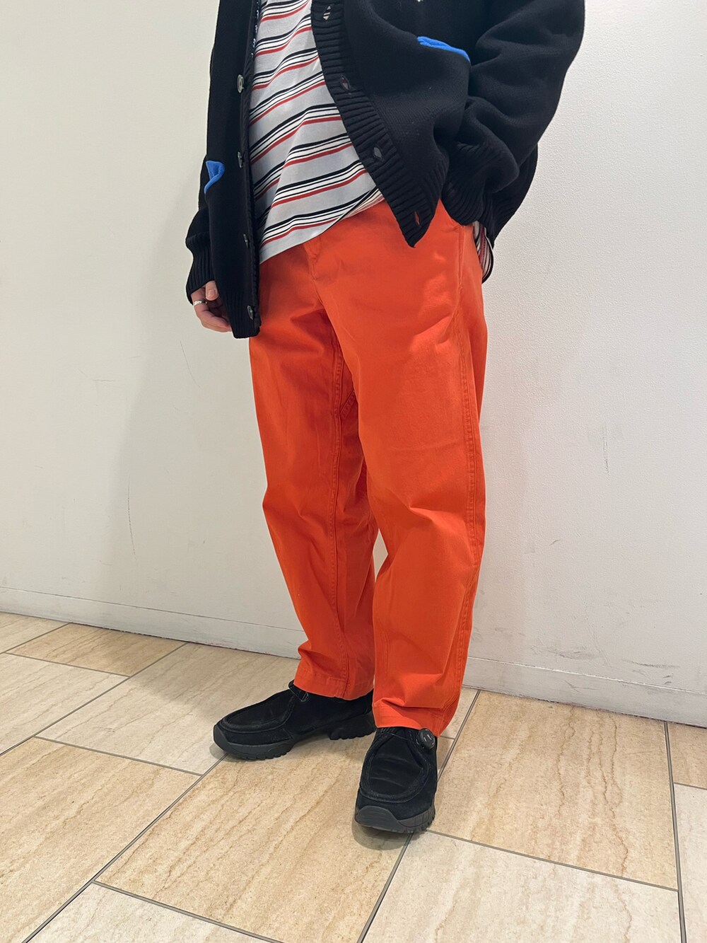 ホワイト系のカーディガン/ボレロ、グレー系のTシャツ/カットソー、オレンジ系のその他パンツを着用したメンズの冬コーディネートの2枚目の写真