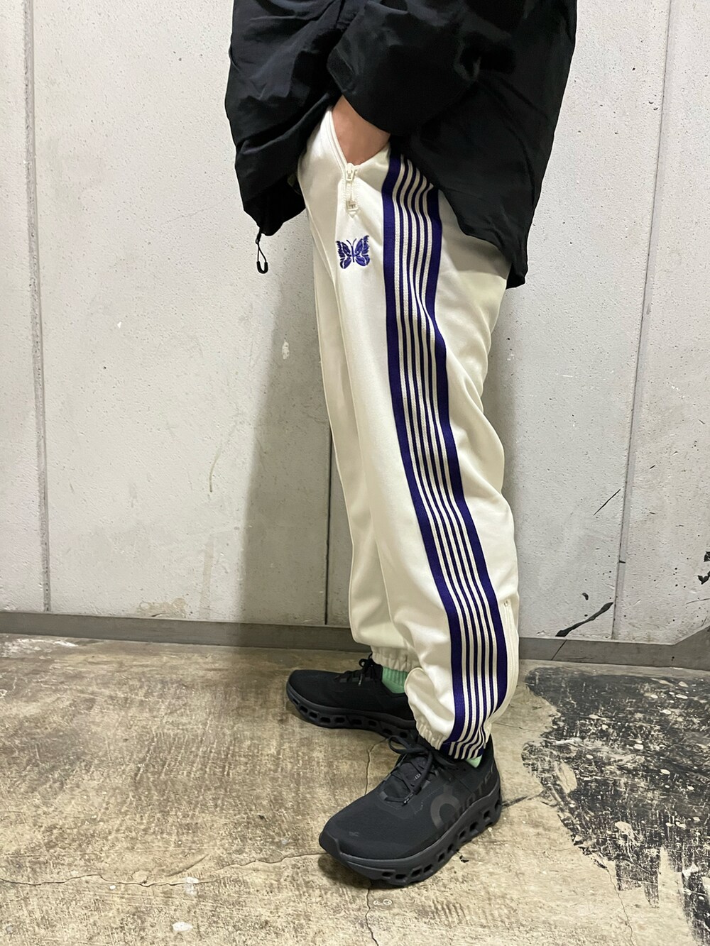 ブラック系のマウンテンパーカー、ブラック系のスニーカー、グレー系のスウェットを着用したメンズの冬コーディネートの2枚目の写真