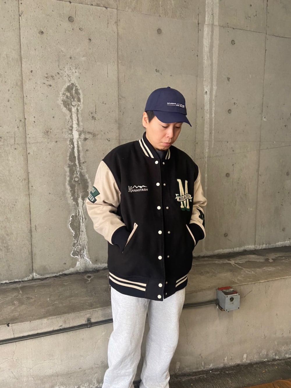 「BEAVER、BEAVER名古屋、MANASTASH、マナスタッシュ、MILKFED.、アウトドアスタイル、ストリートコーデ、スウェットパンツ、カジュアルコーデ、休日スタイル、スタジャン」｜「MILKFED.のMILKFED. × MANASTASH /ミルクフェド×マナスタッシュ　SPECIAL STADIUM JUMPER スペシャルスタジアムジャンパー（スタジャン、ブラック系）」を使った、funatoさん（メンズ・166cm）の秋コーディネートの3枚目の写真