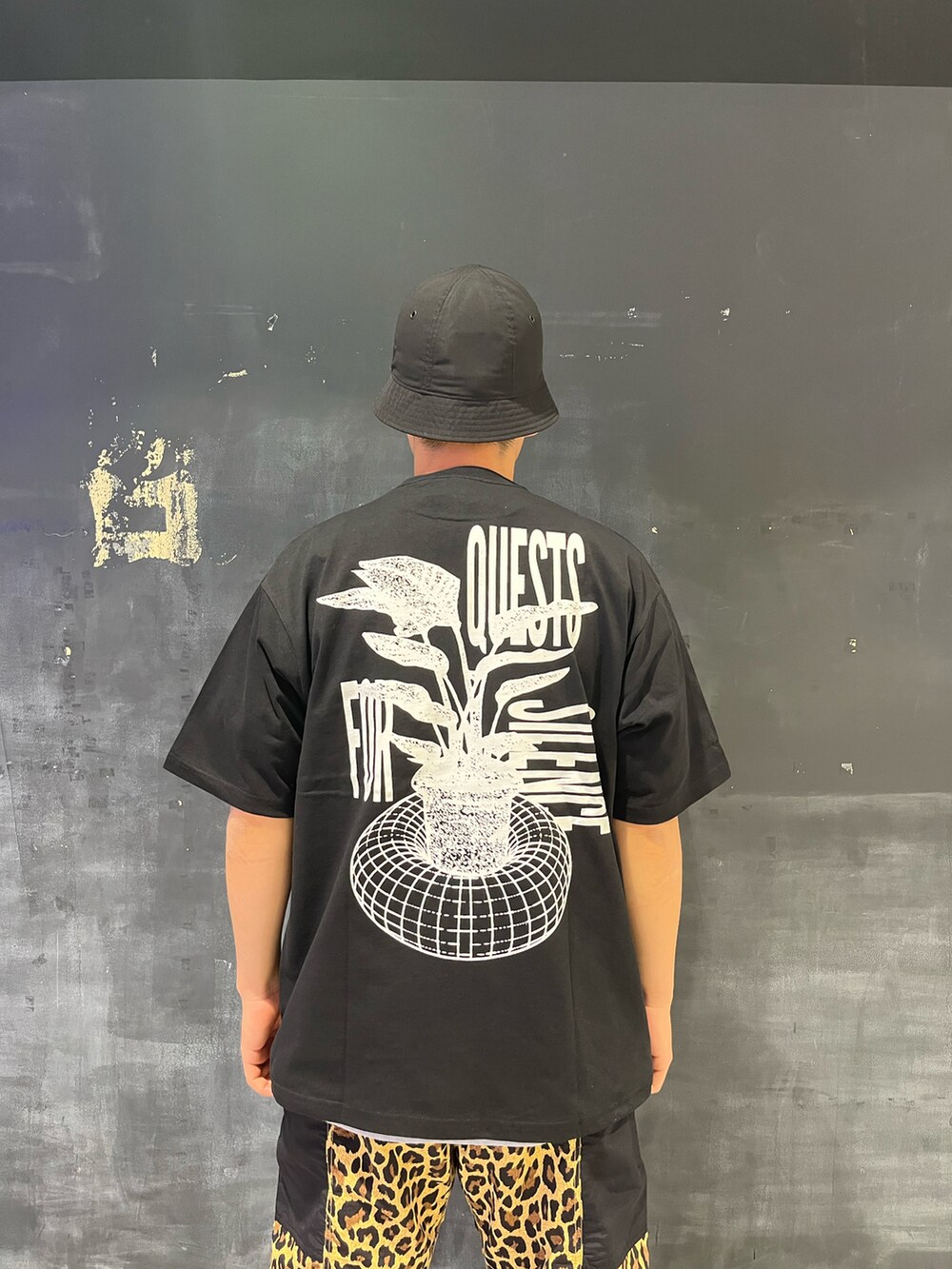 ブラック系のTシャツ/カットソー、イエロー系のその他パンツを着用したメンズの夏コーディネートの2枚目の写真