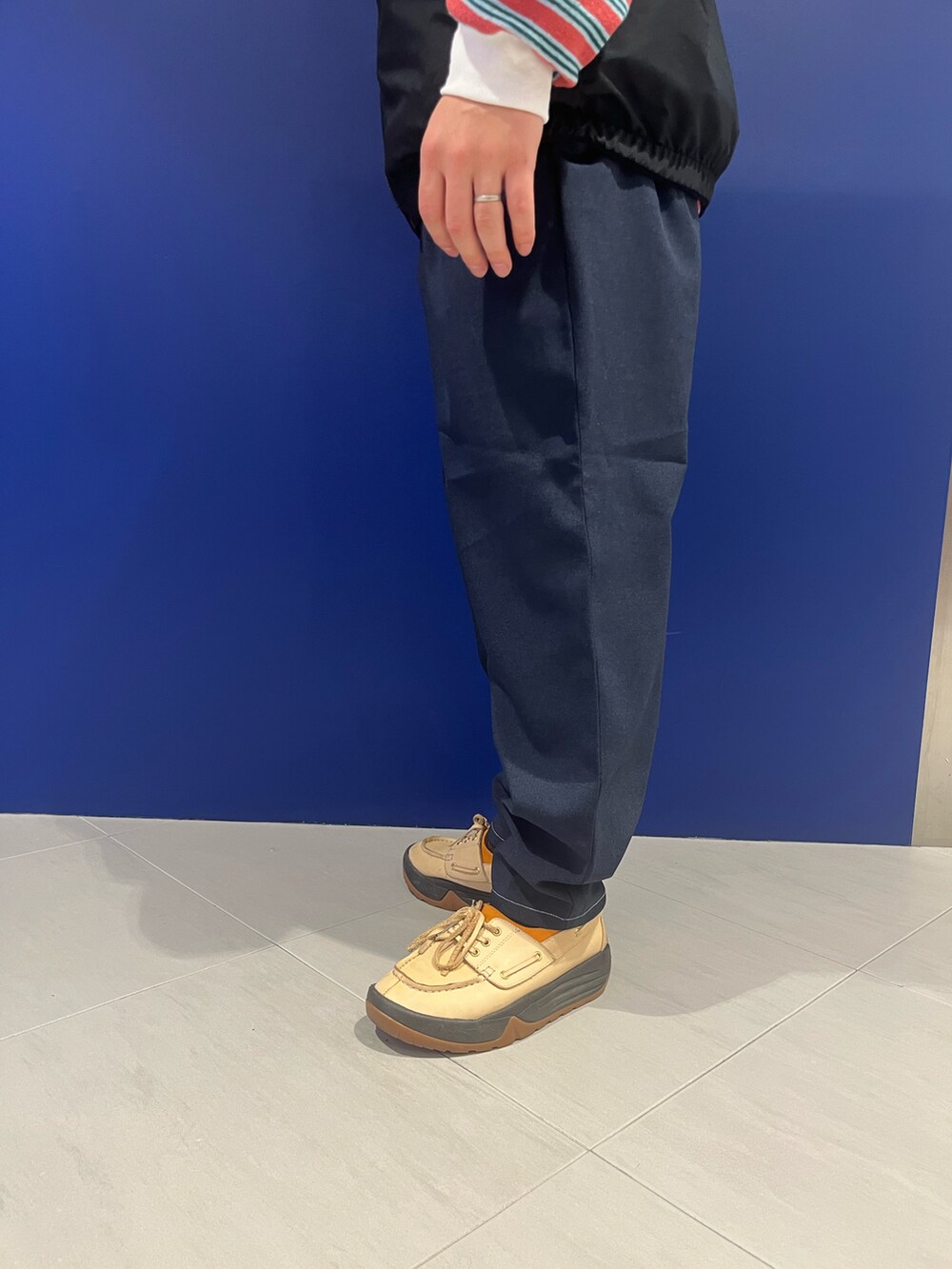 「BEAVER、BEAVER名古屋、chaosfishingclub、ベスト、ボーダー、ボーダートップス、F/CE.、ワイドパンツ、イージーパンツ、スラックス、大人カジュアル、春コーデ、オトナカジュアル、ストリート、カジュアル」｜「BEAVERのB omnivore/ビーオムニボー  Pile Border POLO（ポロシャツ、レッド系）」を使った、funatoさん（メンズ・166cm）の冬コーディネートの3枚目の写真