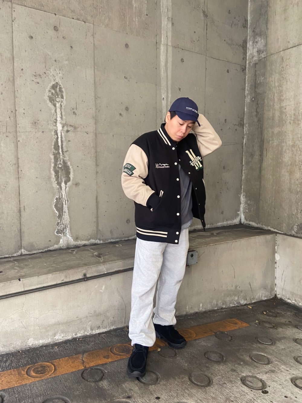 「BEAVER、BEAVER名古屋、MANASTASH、マナスタッシュ、MILKFED.、アウトドアスタイル、ストリートコーデ、スウェットパンツ、カジュアルコーデ、休日スタイル、スタジャン」｜「MILKFED.のMILKFED. × MANASTASH /ミルクフェド×マナスタッシュ　SPECIAL STADIUM JUMPER スペシャルスタジアムジャンパー（スタジャン、ブラック系）」を使った、funatoさん（メンズ・166cm）の秋コーディネートの2枚目の写真