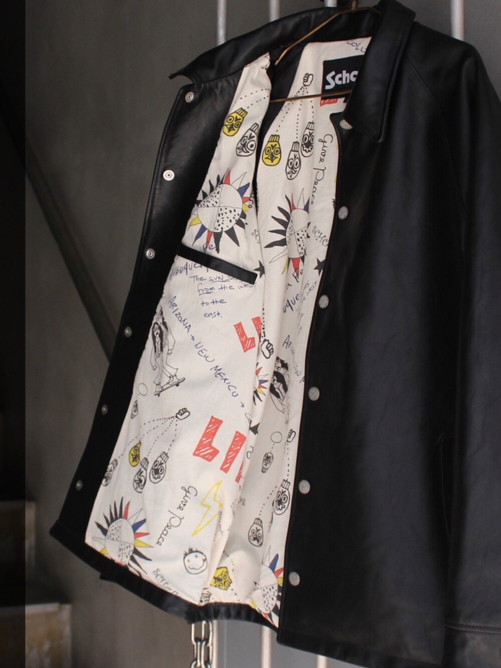 グレー系のスウェットパンツ、ブラック系のその他シューズ、ホワイト系のパーカーを着用したメンズの秋コーディネートの3枚目の写真