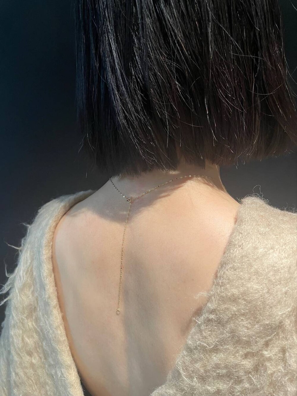 ゴールド系のネックレス、ゴールド系のネックレスを着用したレディースの秋コーディネートの3枚目の写真