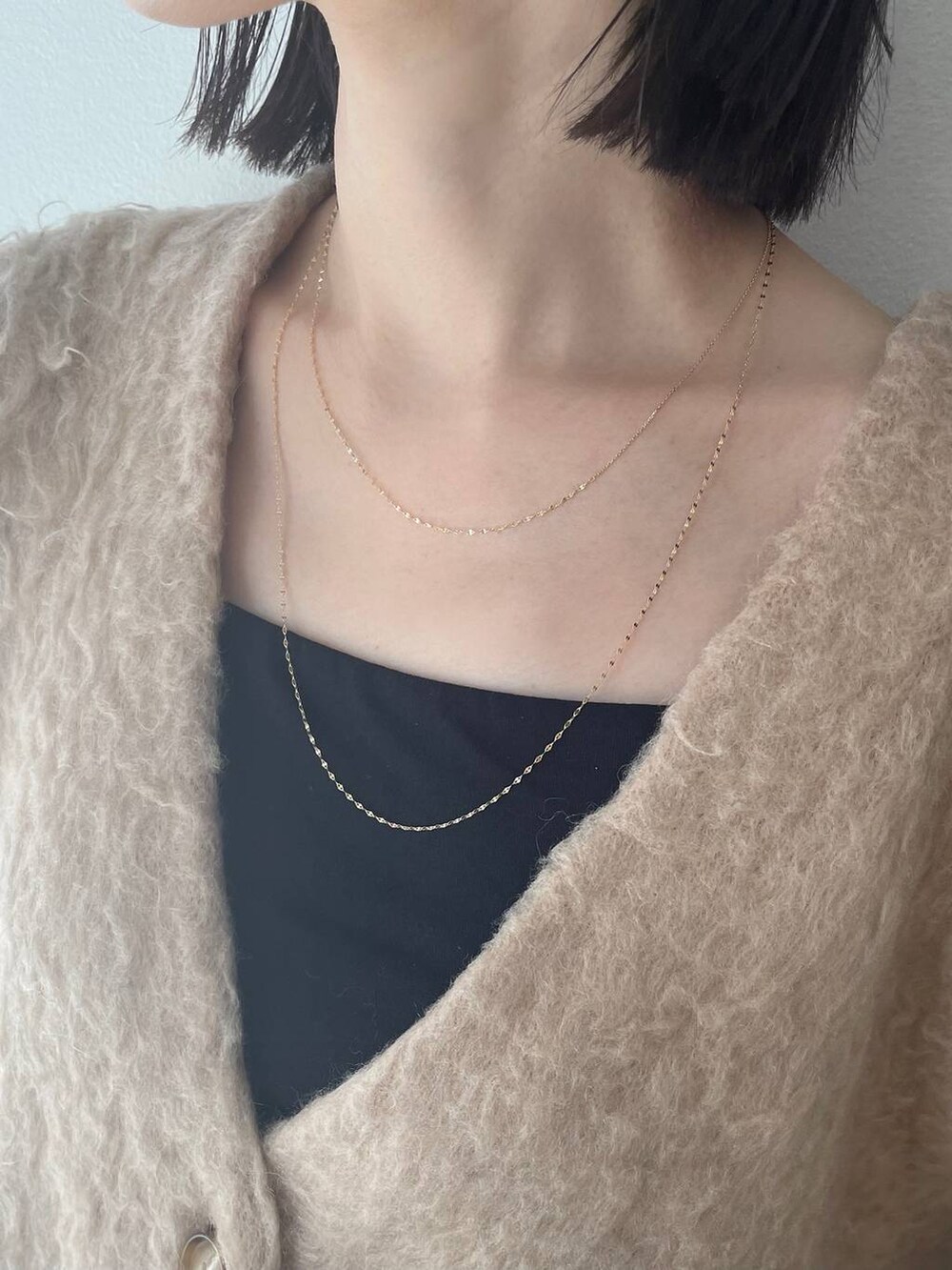 ゴールド系のネックレス、ゴールド系のネックレスを着用したレディースの秋コーディネートの2枚目の写真