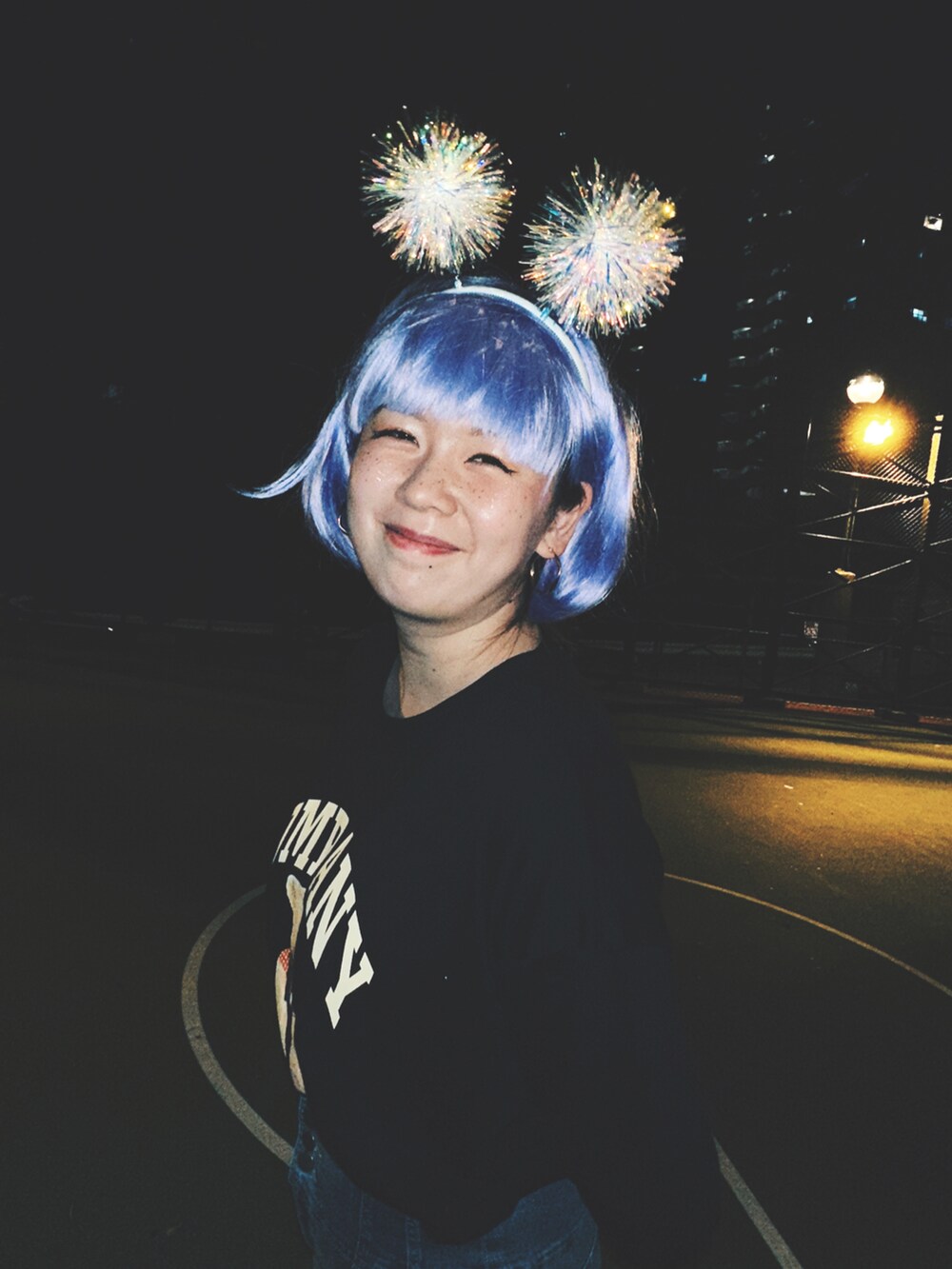 ブラック系のTシャツ/カットソーを着用したレディースの春コーディネートの2枚目の写真