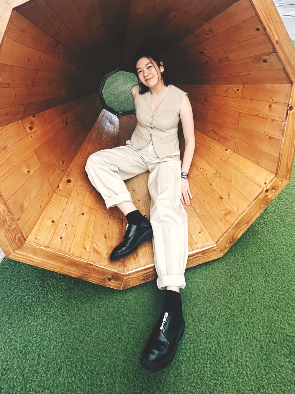 ブラック系のシューズを着用したレディースの春コーディネートの2枚目の写真