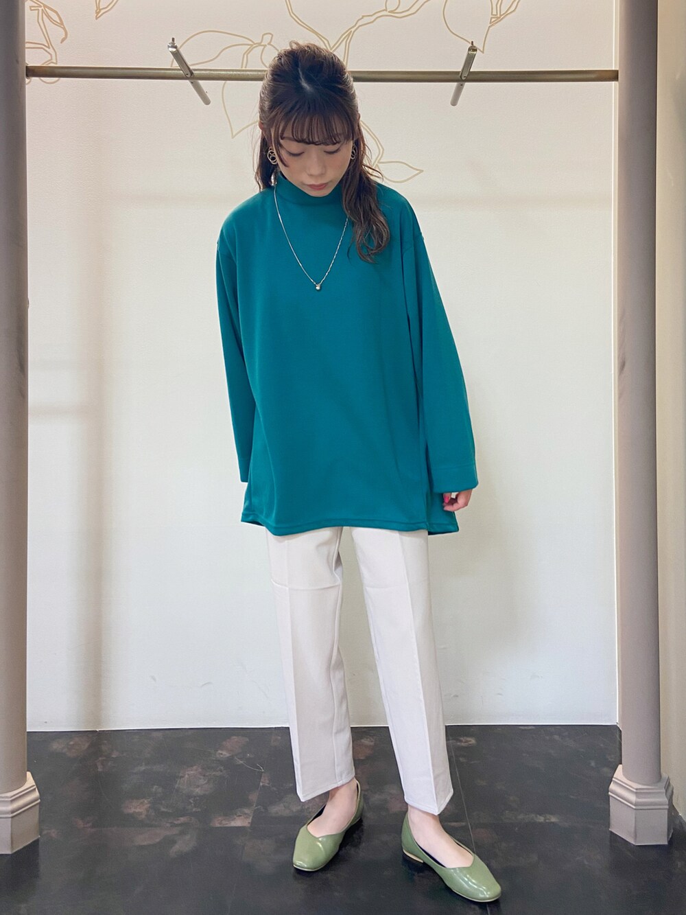 その他のノーカラーコート、グリーン系のTシャツ/カットソー、ホワイト系のスラックスを着用したレディースの春コーディネートの4枚目の写真