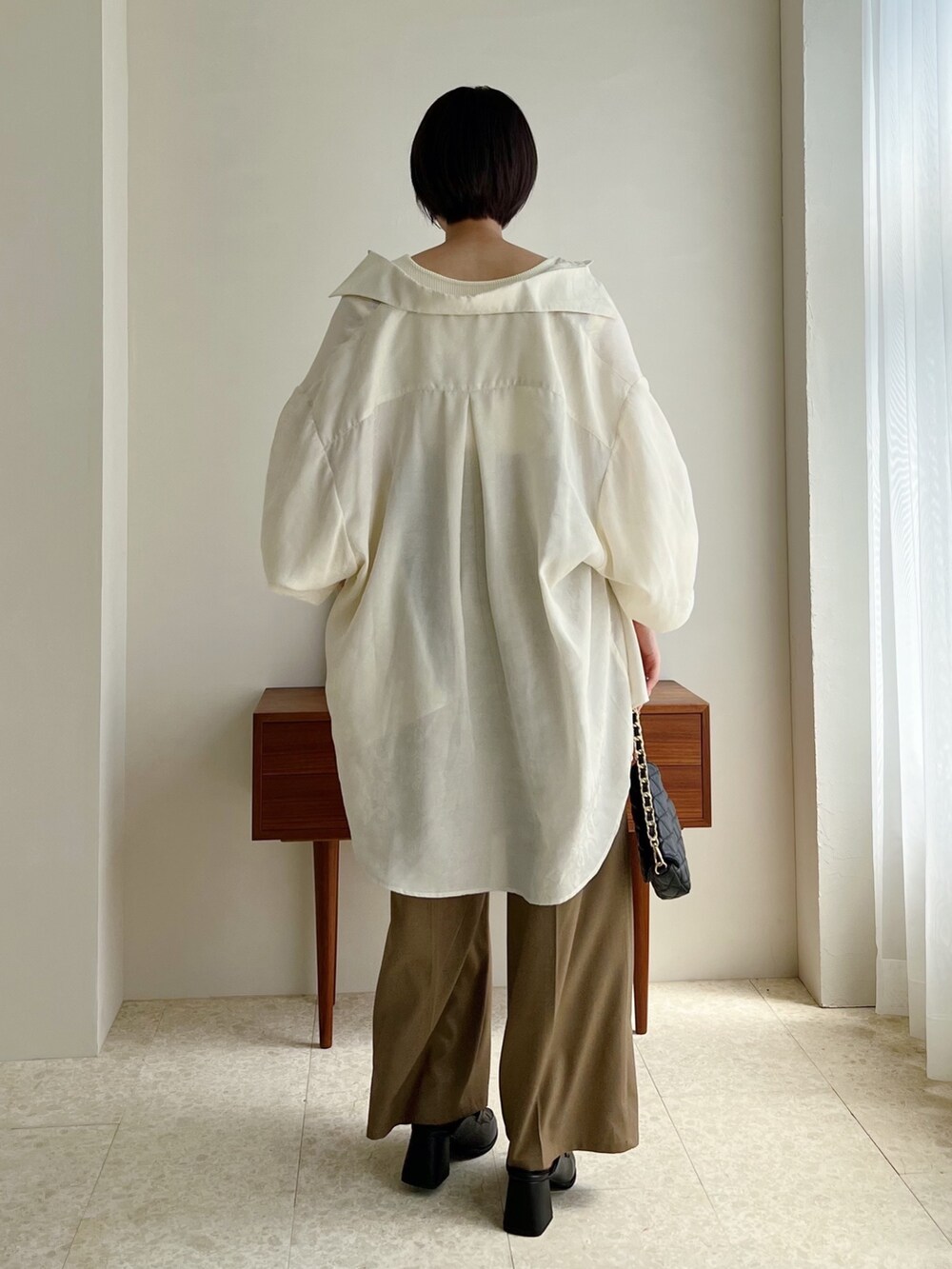 ホワイト系のシャツ/ブラウス、ホワイト系のTシャツ/カットソー、ブラウン系のパンツを着用したレディースの夏コーディネートの3枚目の写真