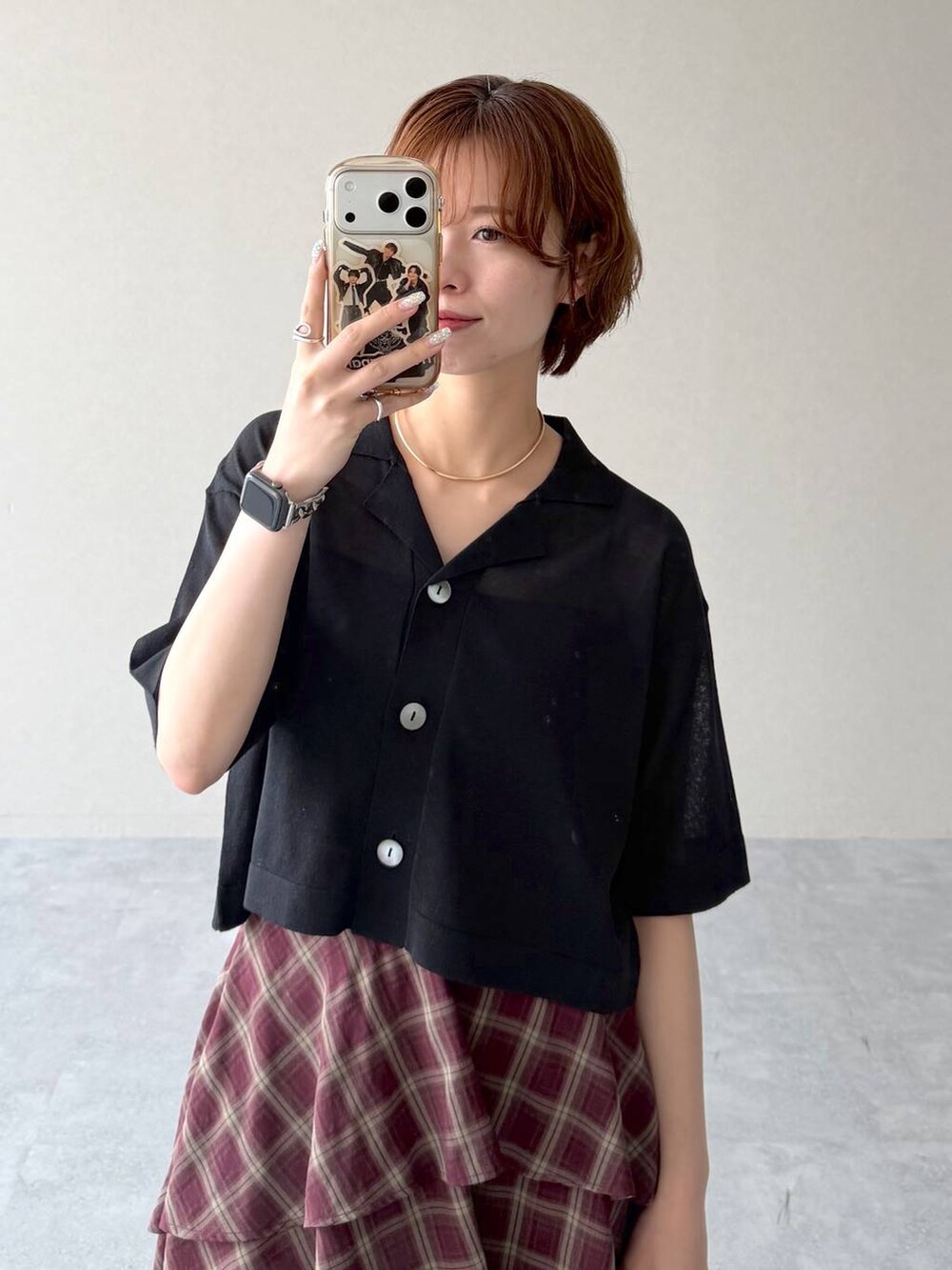ブラック系のサンダル、レッド系のスカート、ブラック系のニット/セーターを着用したレディースの夏コーディネートの6枚目の写真