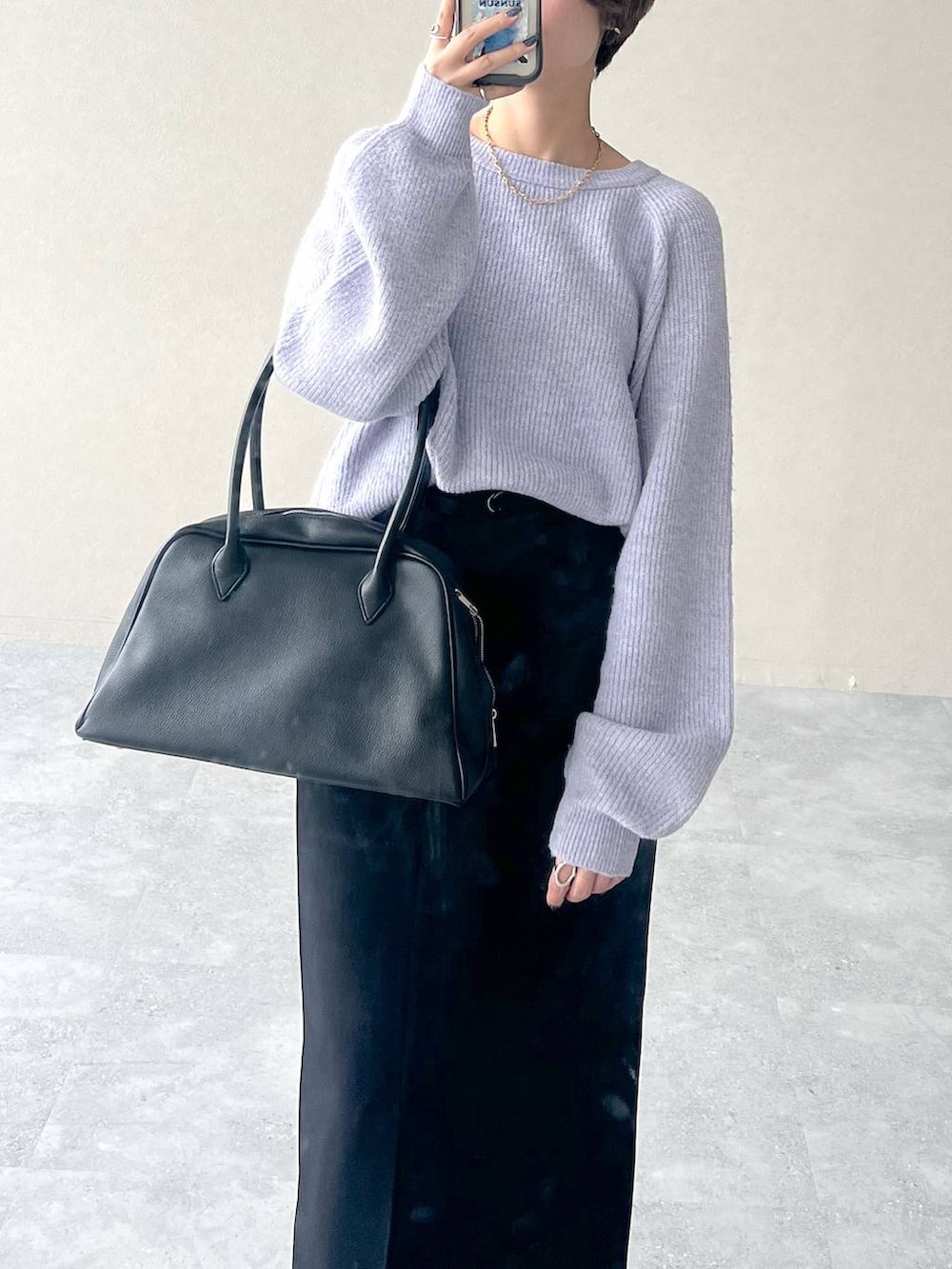 パープル系のニット/セーター、ブラック系のブーツ、ブラック系のトートバッグを着用したレディースの秋コーディネートの4枚目の写真