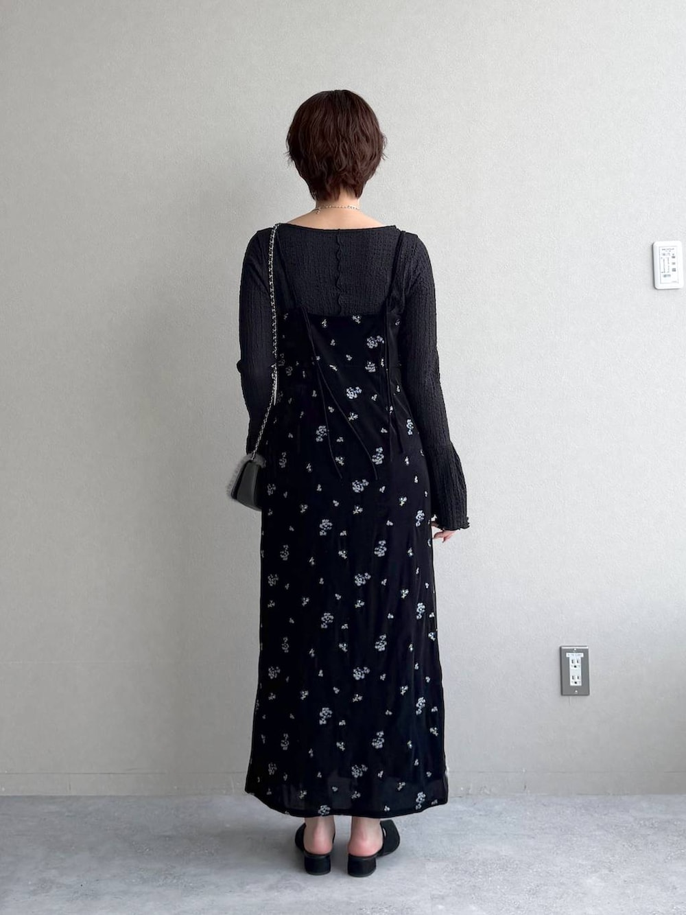 ブラック系のサンダル、ブラック系のワンピース、ブラック系のTシャツ/カットソーを着用したレディースの秋コーディネートの3枚目の写真