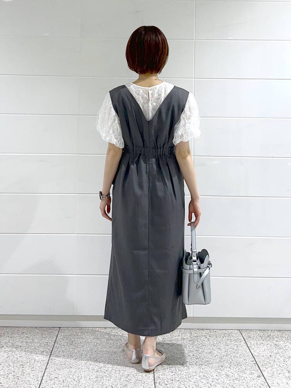 シルバー系のバレエシューズ、ホワイト系のシャツ/ブラウス、シルバー系のショルダーバッグを着用したレディースの夏コーディネートの4枚目の写真