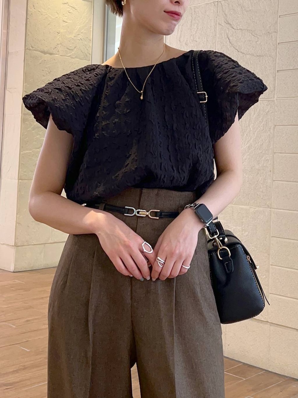 ブラック系のショルダーバッグ、ブラウン系のその他パンツ、ブラック系のドレスシューズを着用したレディースの夏コーディネートの4枚目の写真