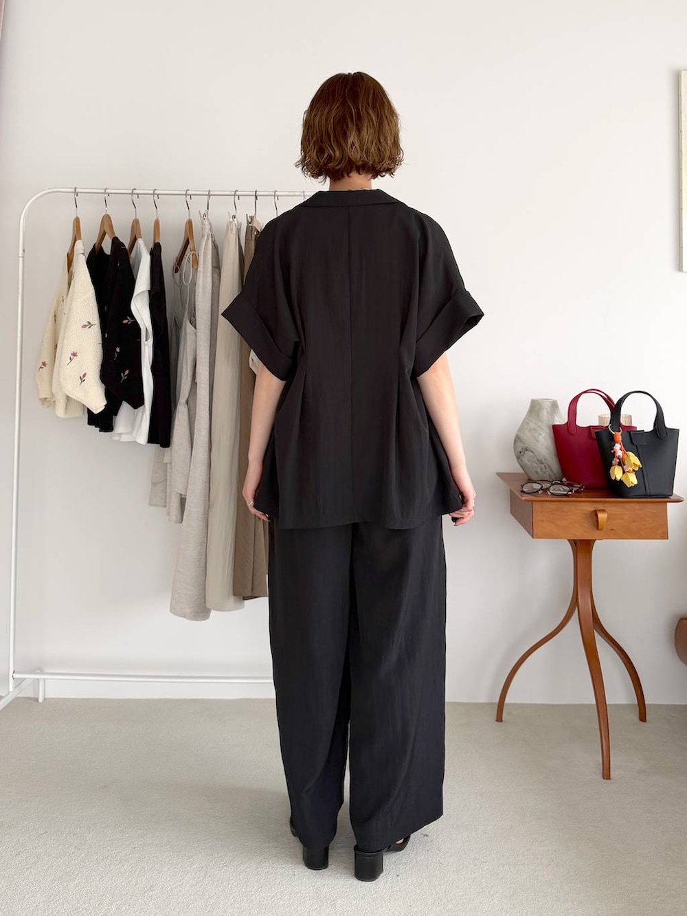 ブラック系のその他パンツ、ブラック系のテーラードジャケット、グレー系のカーディガン/ボレロを着用したレディースの春コーディネートの3枚目の写真