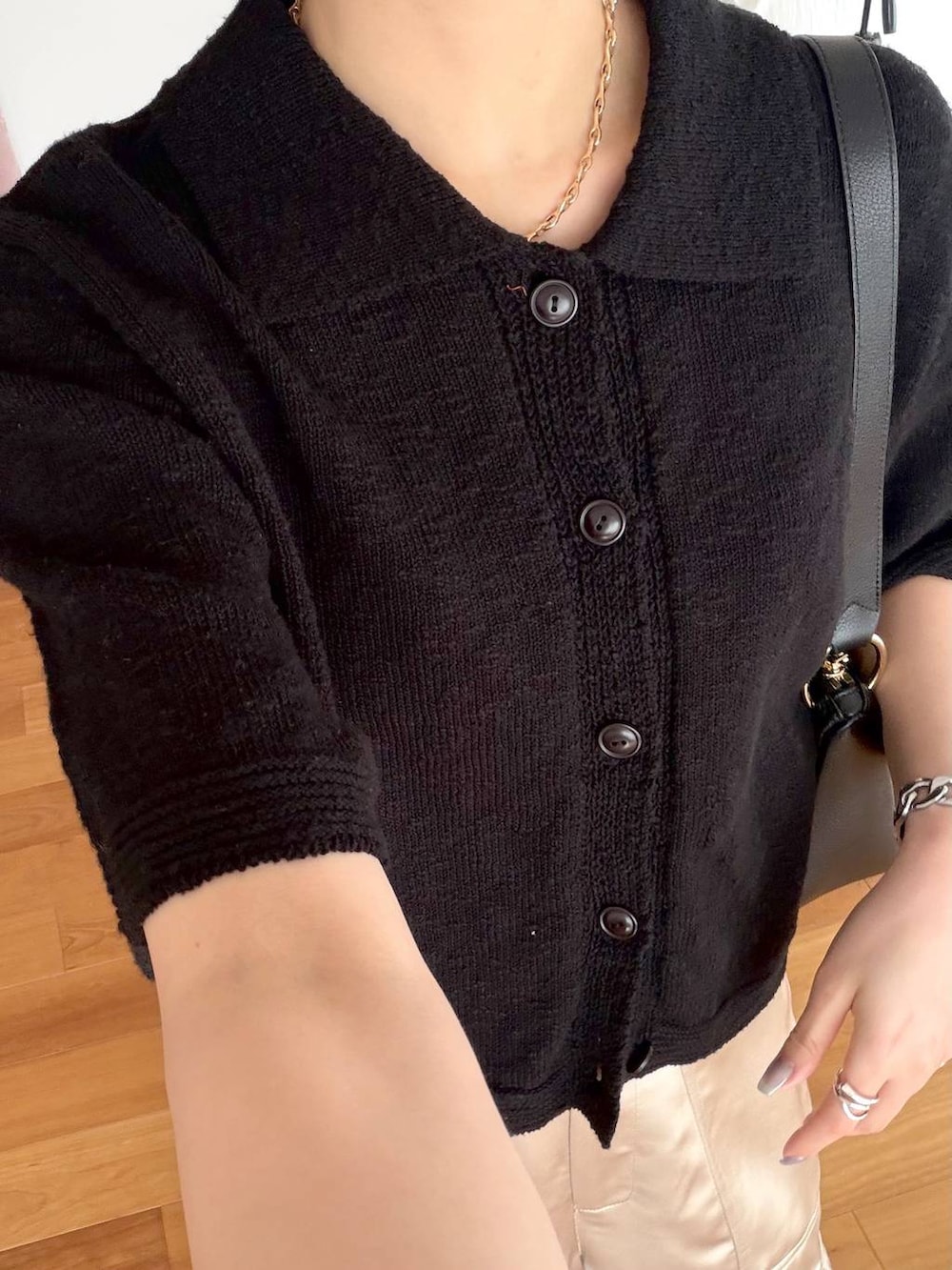 ブラック系のパンプス、ブラック系のショルダーバッグ、ベージュ系のその他パンツを着用したレディースの春コーディネートの7枚目の写真