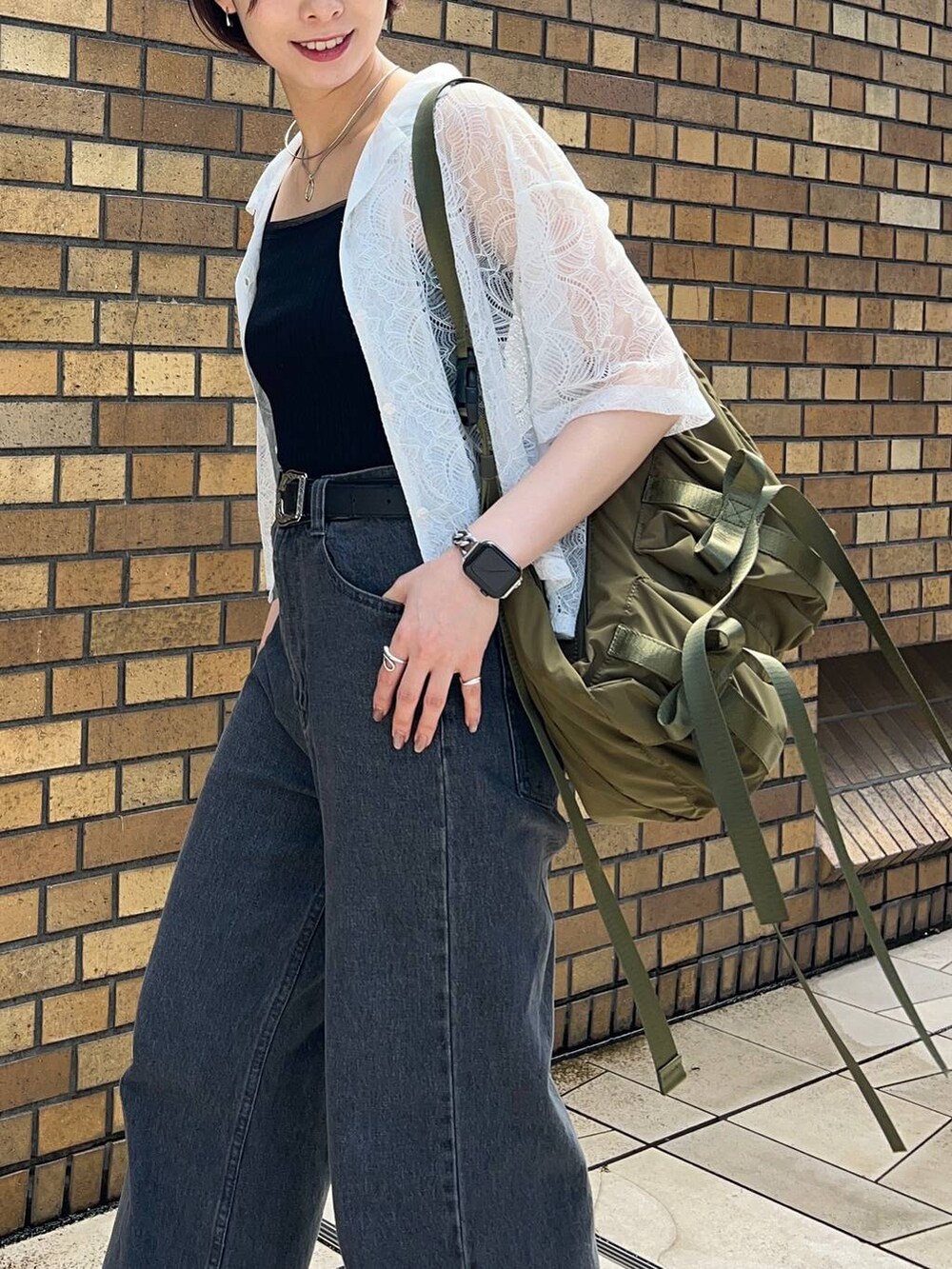 ブラック系のサンダル、ブラック系のタンクトップ、ホワイト系のシャツ/ブラウスを着用したレディースの夏コーディネートの4枚目の写真