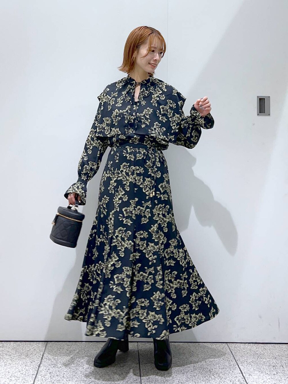 ブラック系のブーツ、ブラック系のスカート、ブラック系のシャツ/ブラウスを着用したレディースの秋コーディネートの4枚目の写真