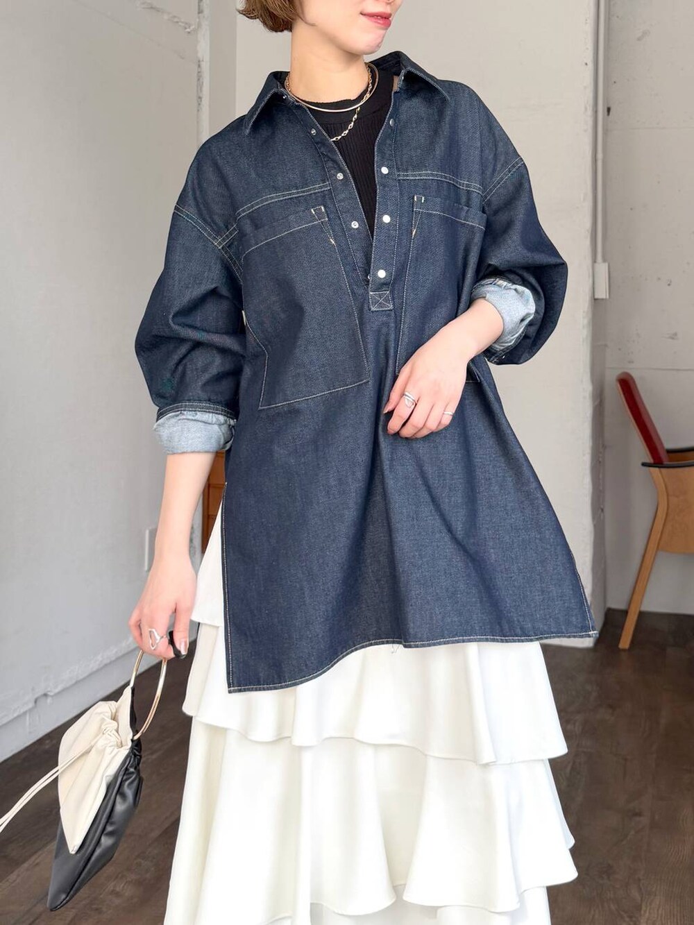 ホワイト系のスカート、ブラック系のサンダル、ブルー系のシャツ/ブラウスを着用したレディースの春コーディネートの4枚目の写真